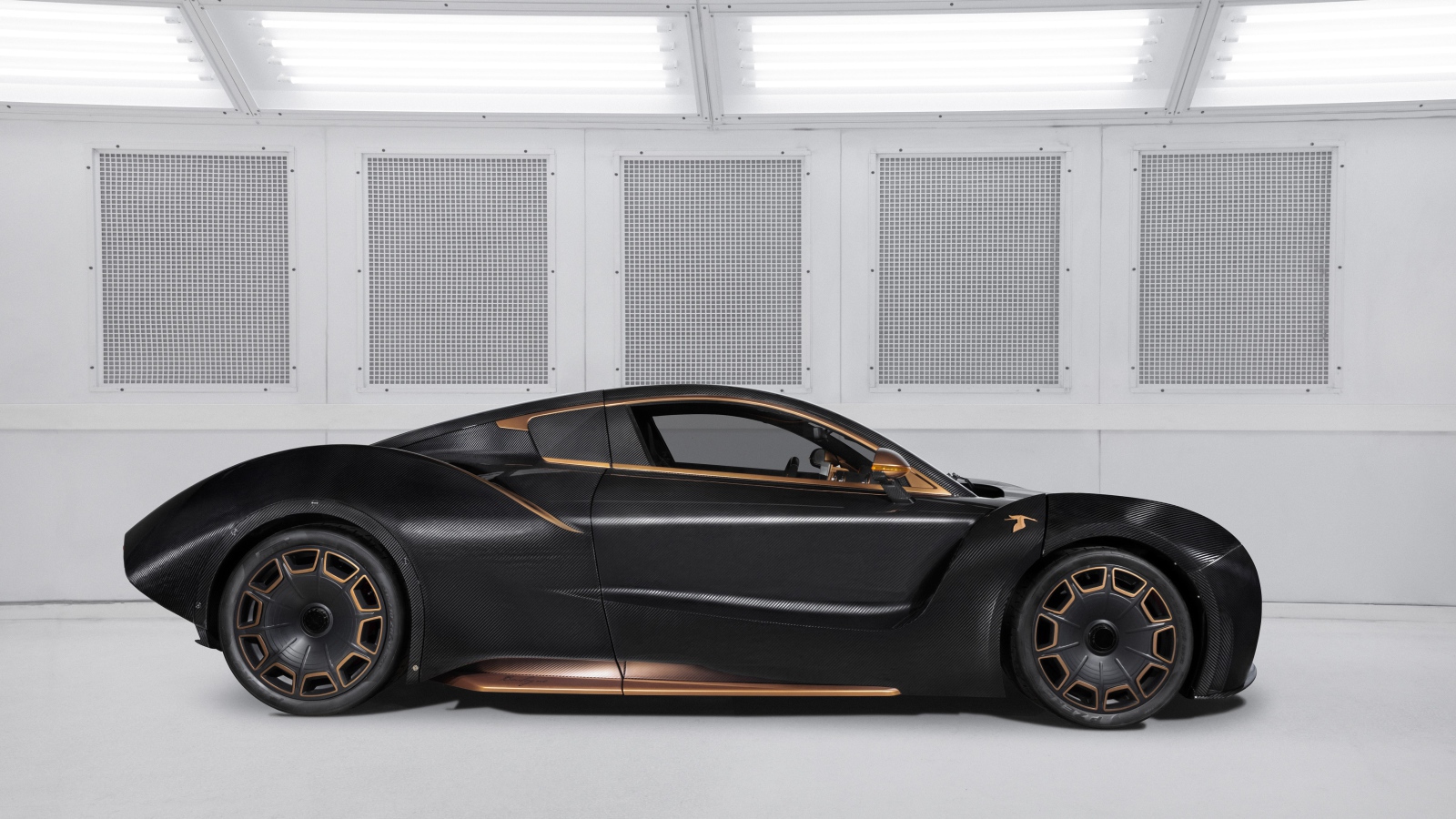 Черный автомобиль Hispano-Suiza Carmen Boulogne 2020 года вид сбоку 