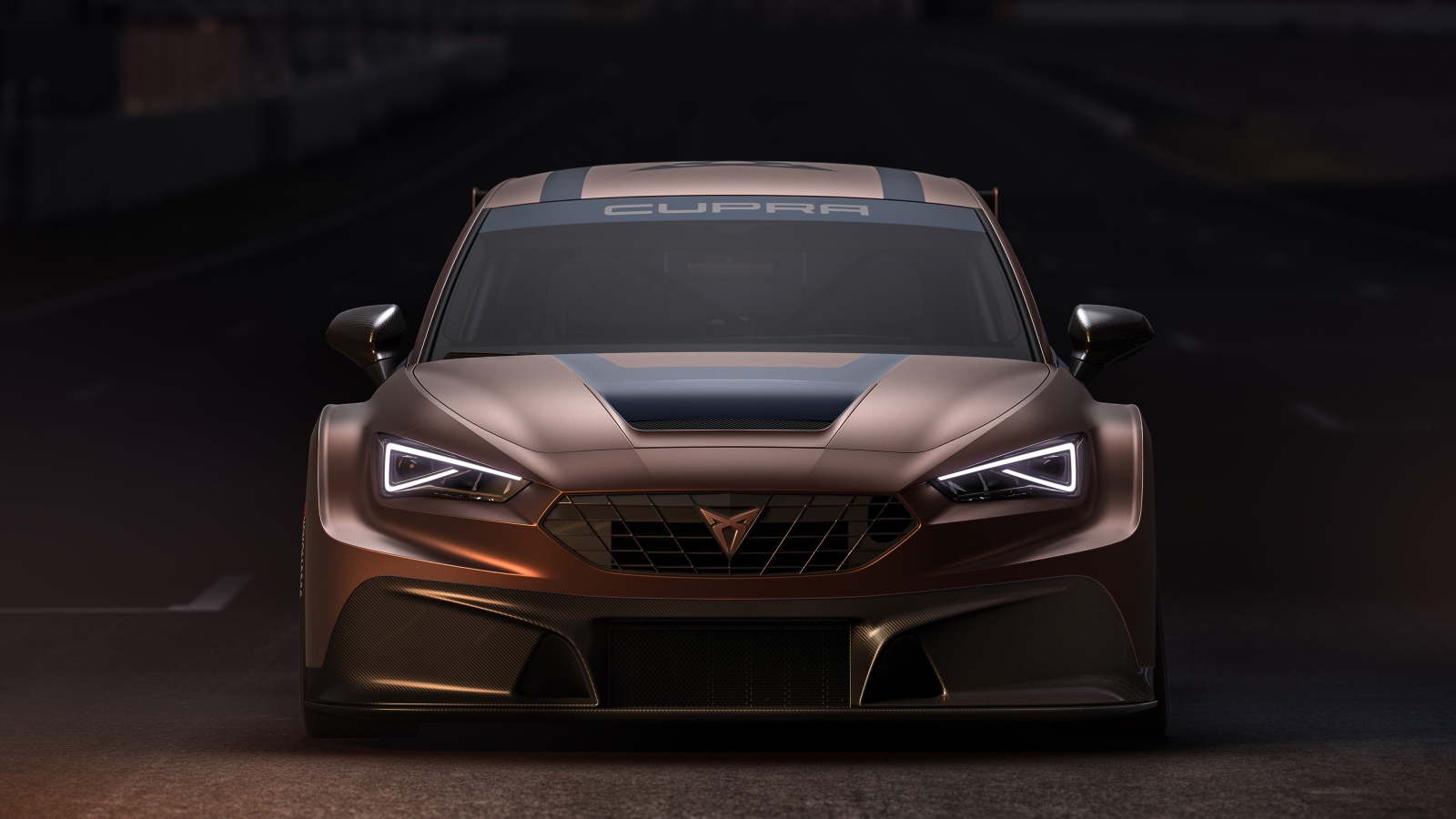 Коричневый автомобиль Cupra Leon Competition 2020 года вид спереди