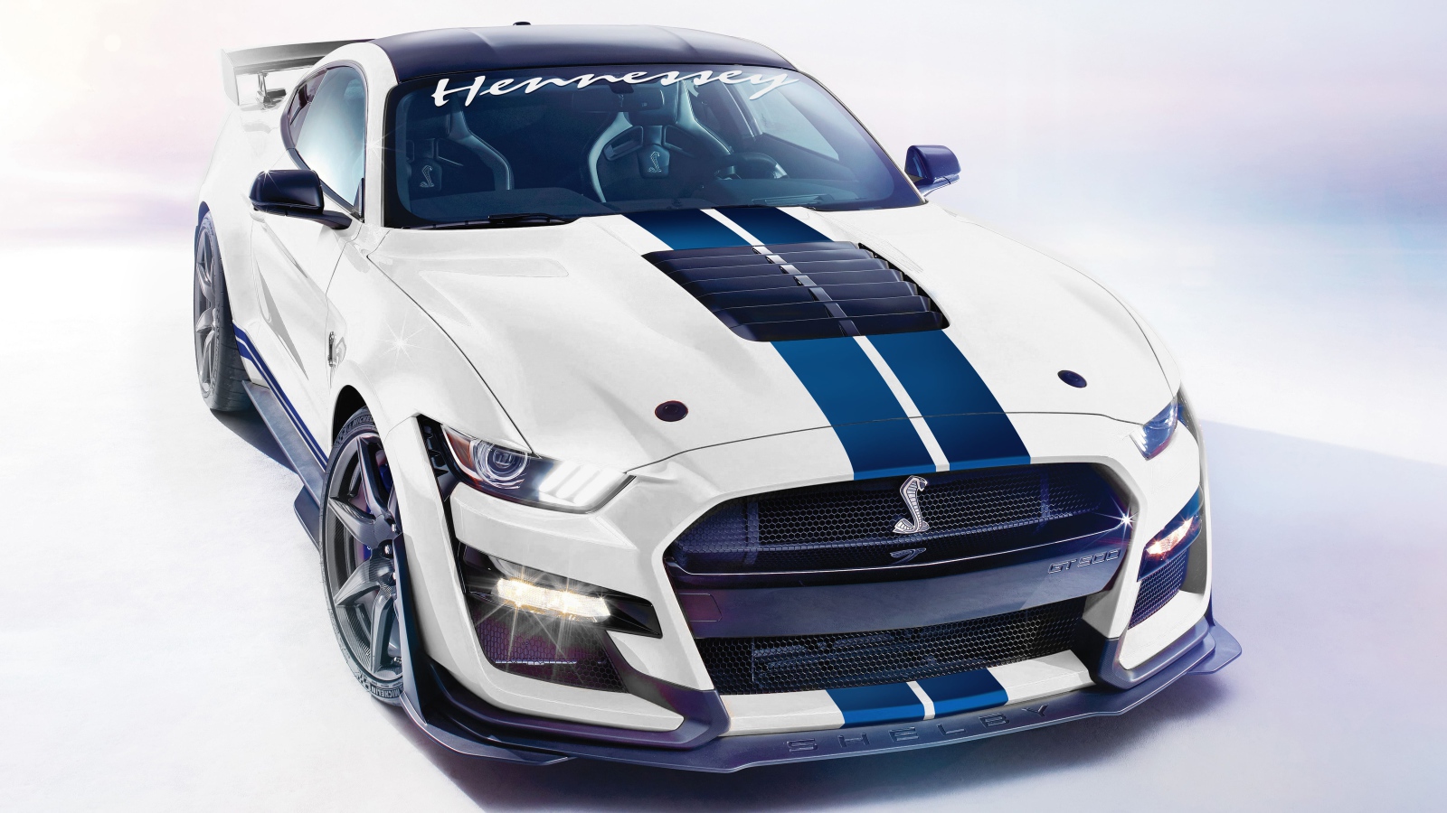 Гоночный автомобиль  Hennessey GT500 Venom 1000, 2020 года на белом фоне