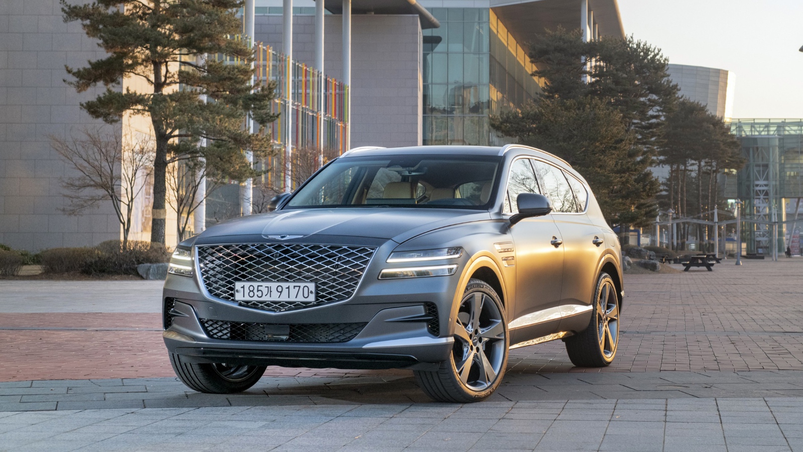 Серебристый автомобиль Genesis GV80, 2020 года