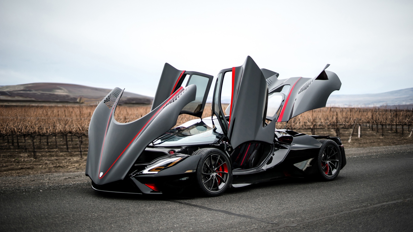 Спортивный  SSC Tuatara, 2020 года с открытыми дверями