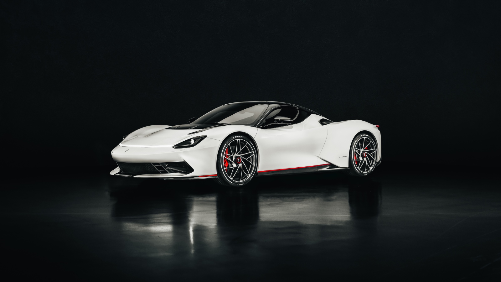 Белый спортивный автомобиль Pininfarina Battista 2020 года на черном фоне