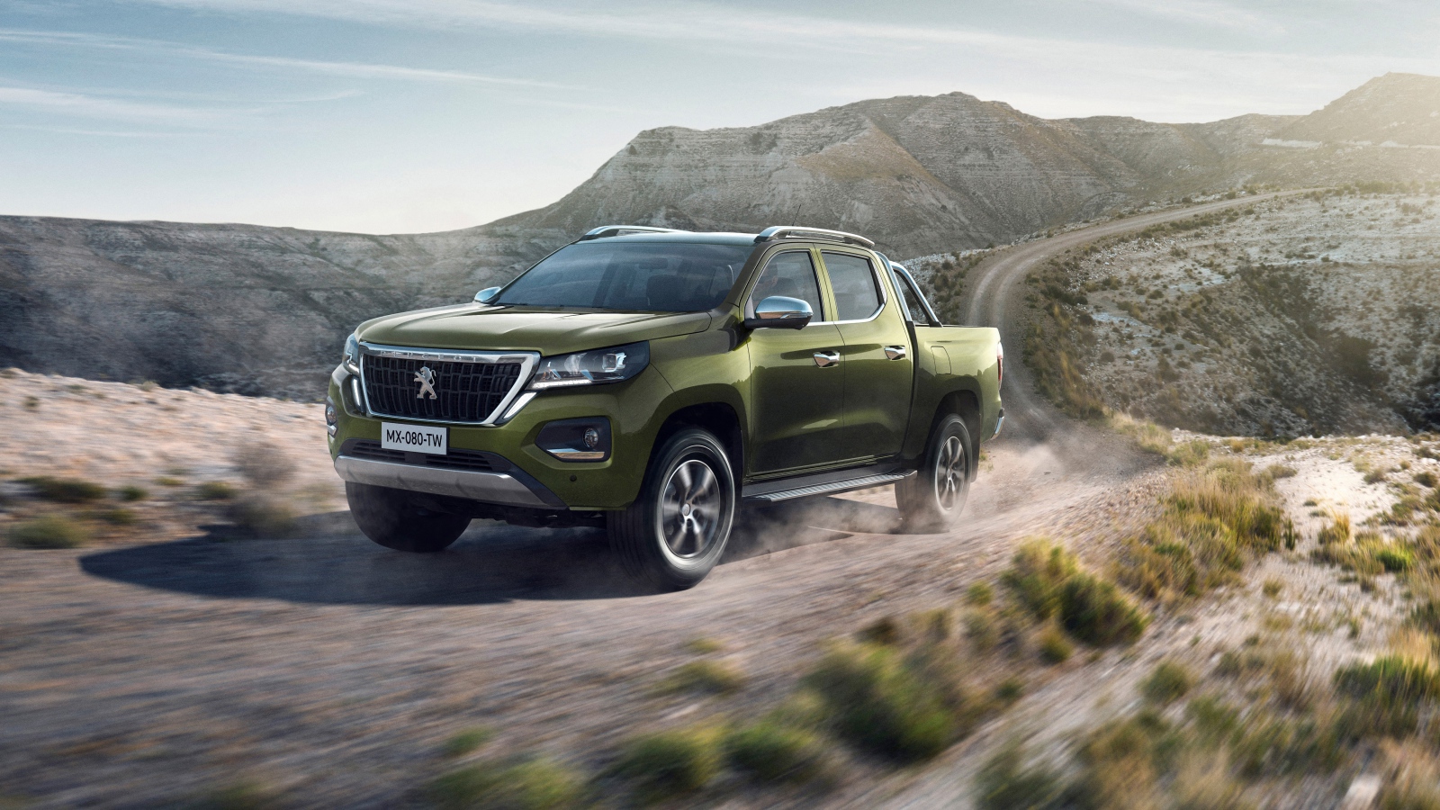 Внедорожник Peugeot Landtrek, 2020 года на горной дороге