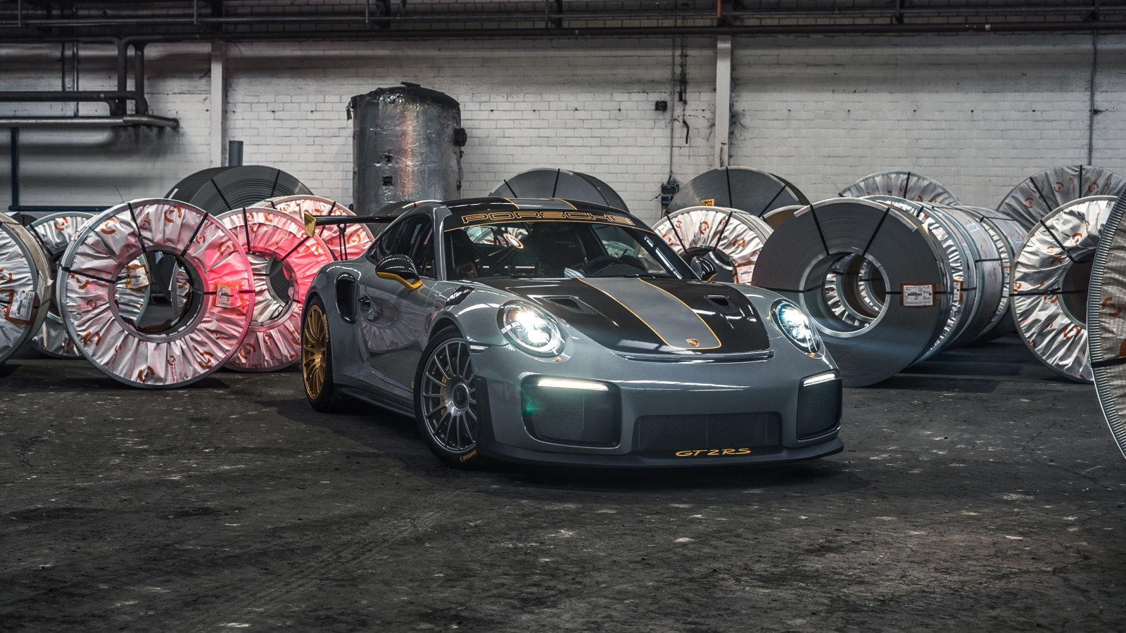 Спортивный автомобиль Porsche 911 GT2 RS 2020 года 