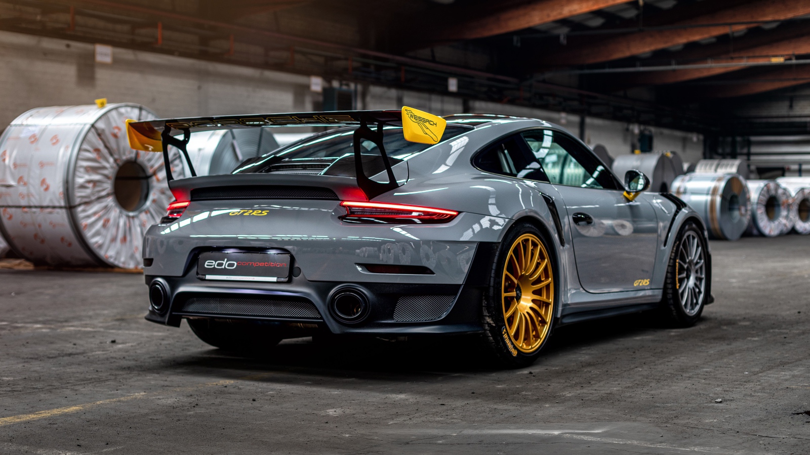 Спортивный автомобиль  Porsche 911 GT2 RS 2020 года вид сзади