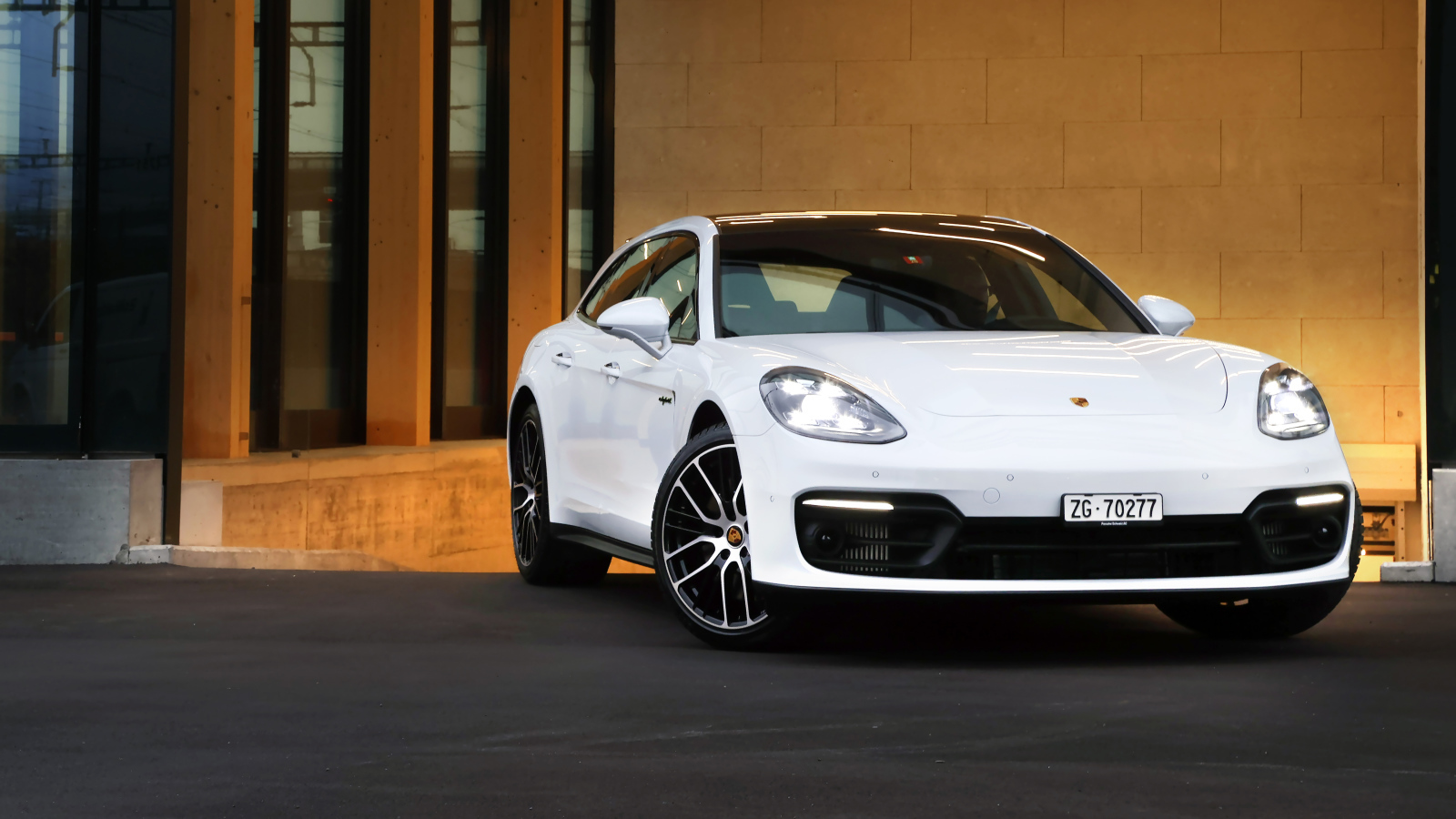Белый автомобиль Porsche Panamera 4S E-Hybrid Sport Turismo 2020 года у дома