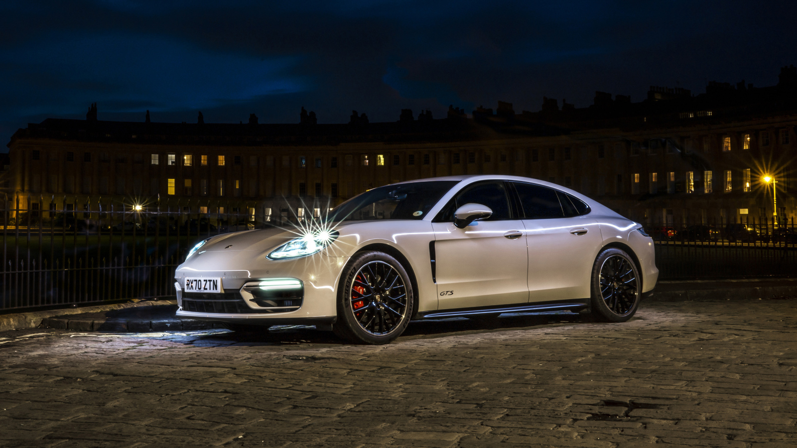 Автомобиль Porsche Panamera GTS 2020 года на улице ночью