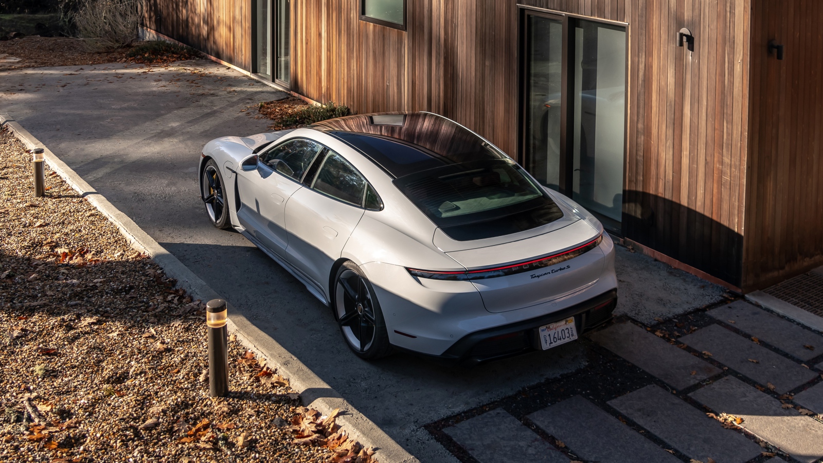 Автомобиль Porsche Taycan Turbo S, 2020 года у дома