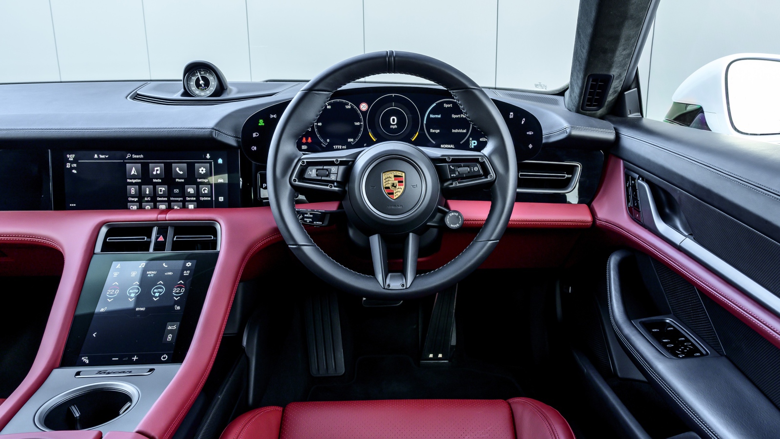 Салон автомобиля Porsche Taycan Turbo S 2020 года 