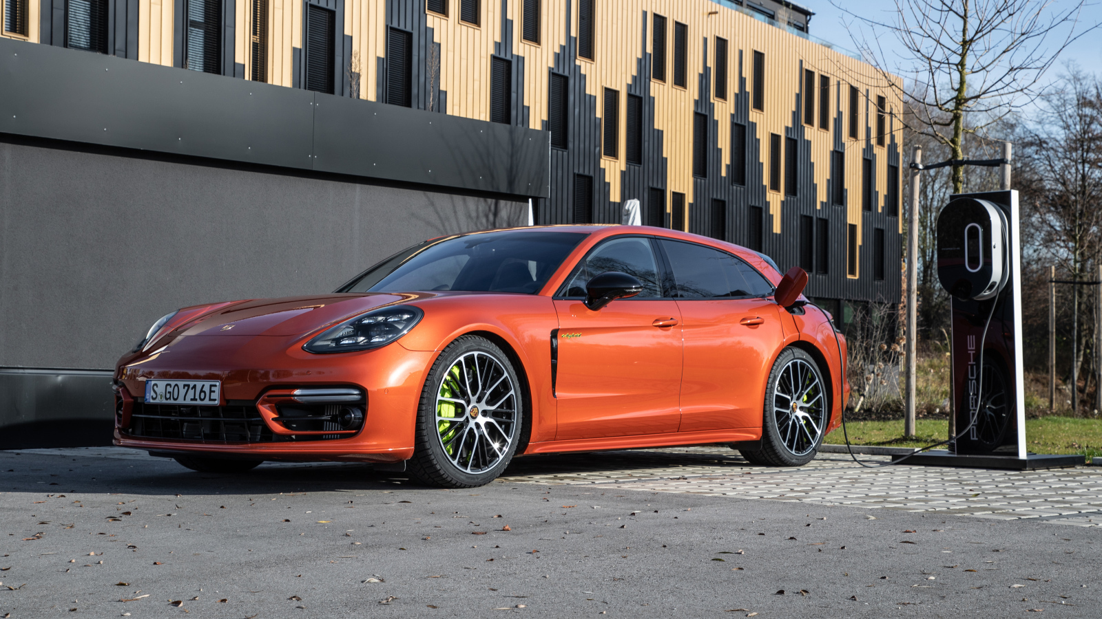 Автомобиль Porsche Panamera 4 E-Hybrid  2021 года на заправке