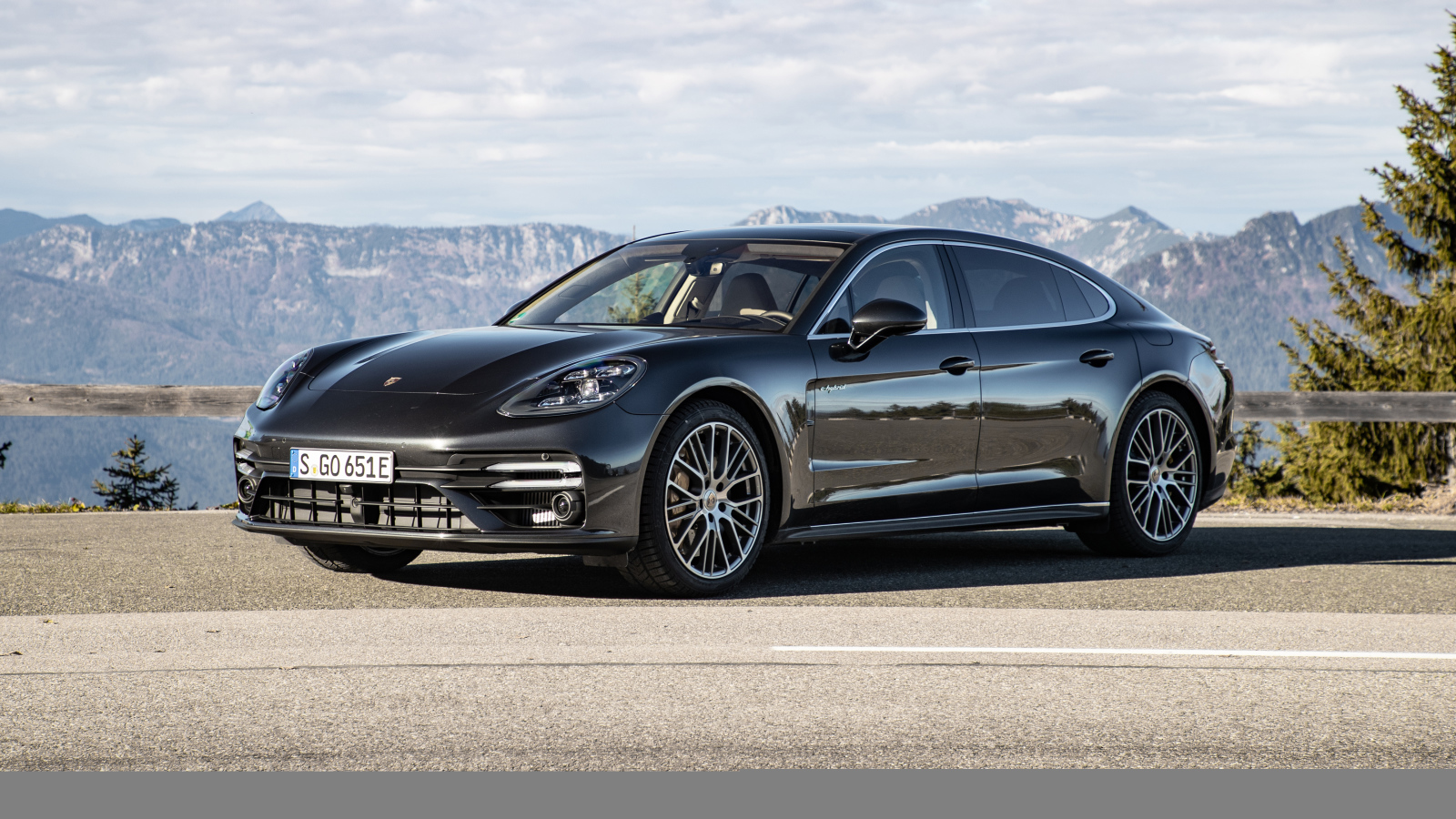 Автомобиль Porsche Panamera Turbo S E-Hybrid Executive 2021 года на фоне гор