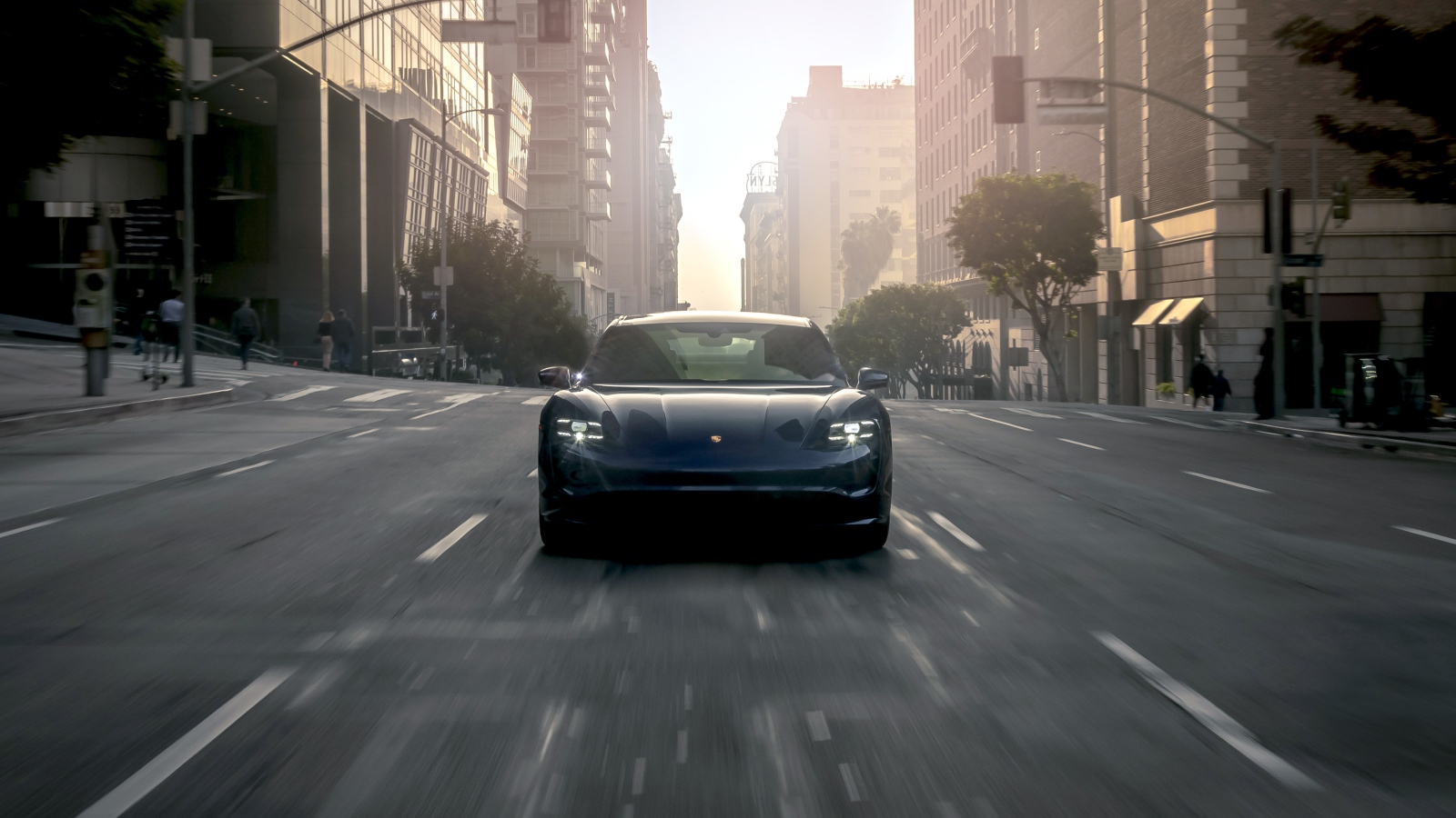 Черный стильный автомобиль  Porsche Taycan Turbo, 2020 года на дороге в городе