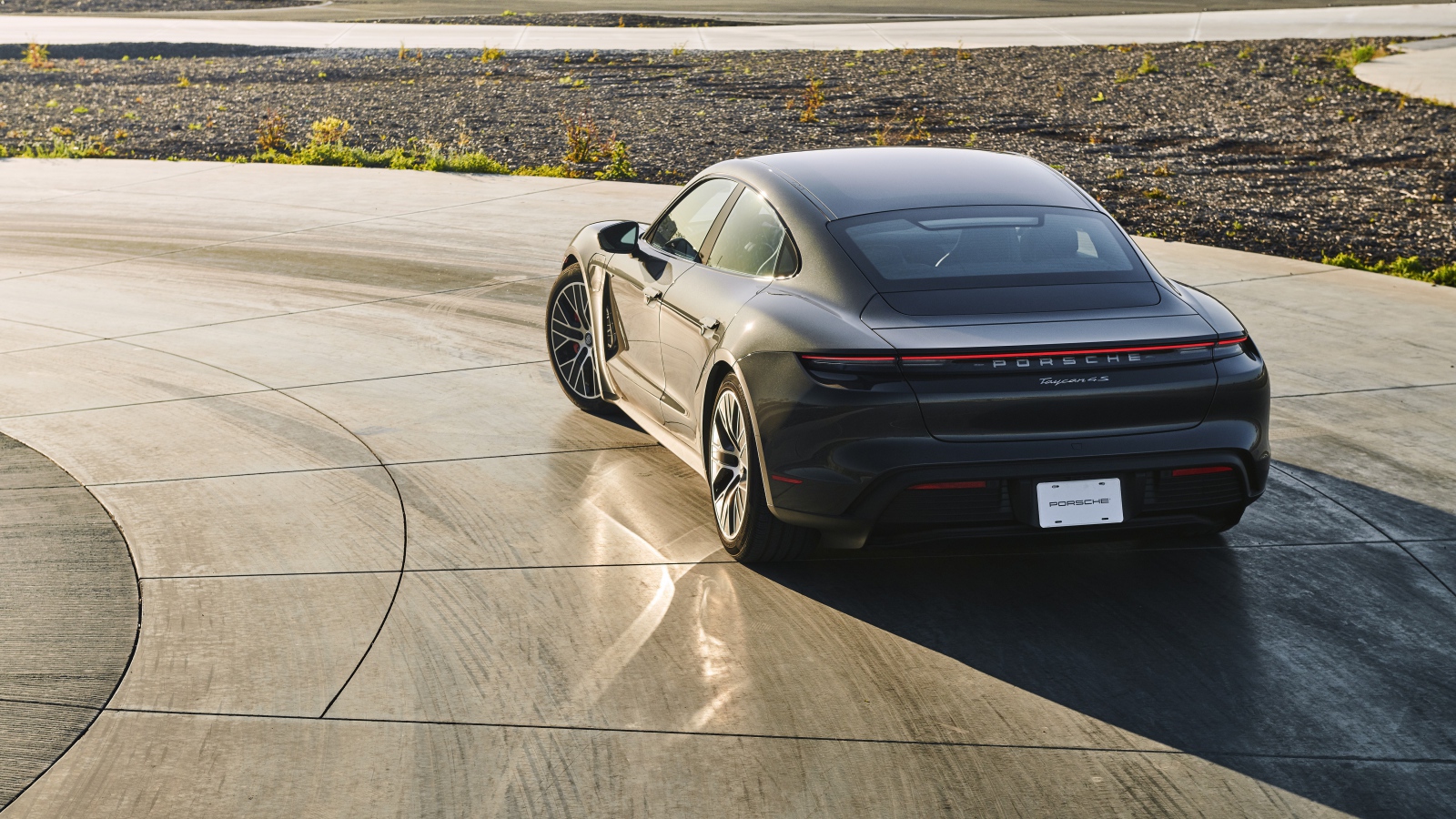 Быстрый  Porsche Taycan 4S, 2020 года на ровной дороге