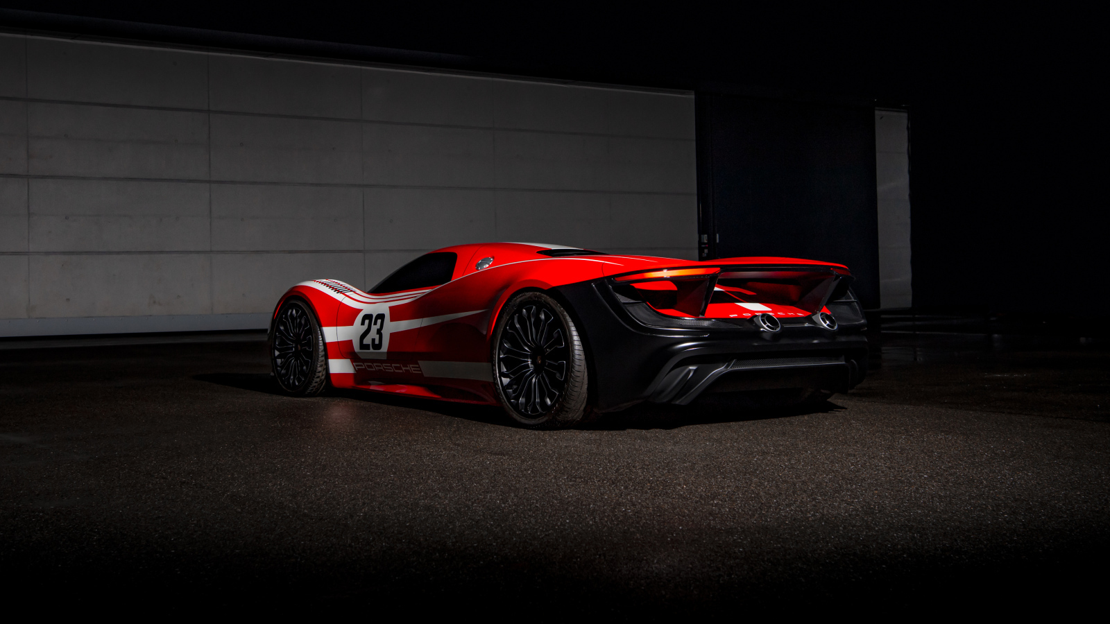 Красный гоночный автомобиль Porsche 917 Living Legend  вид сзади