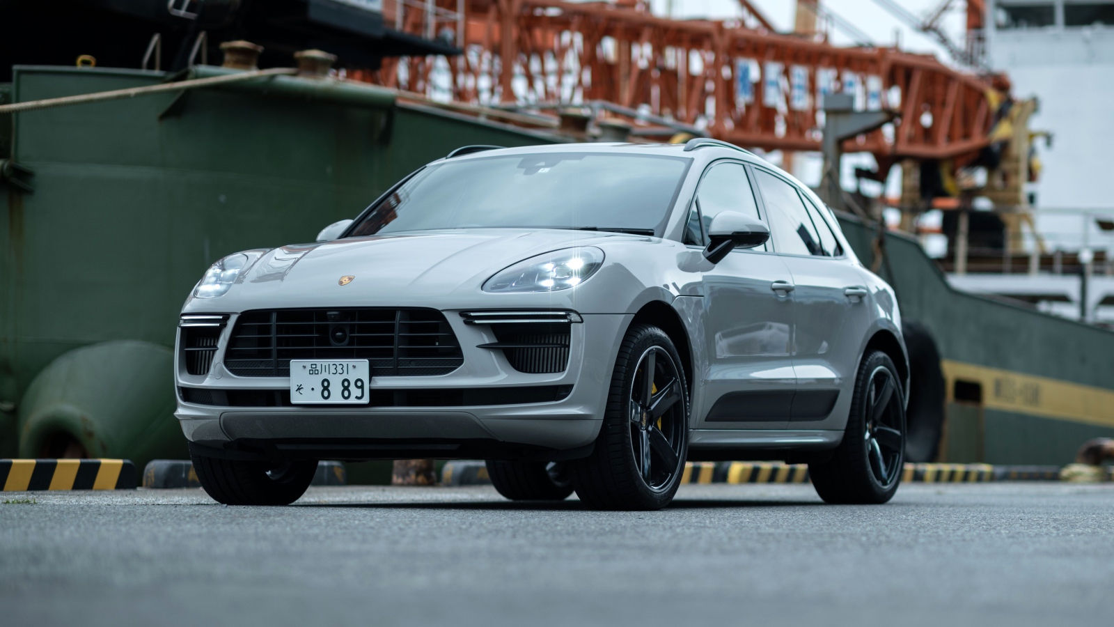 Серебристый Porsche Macan Turbo 2020 года в порту 