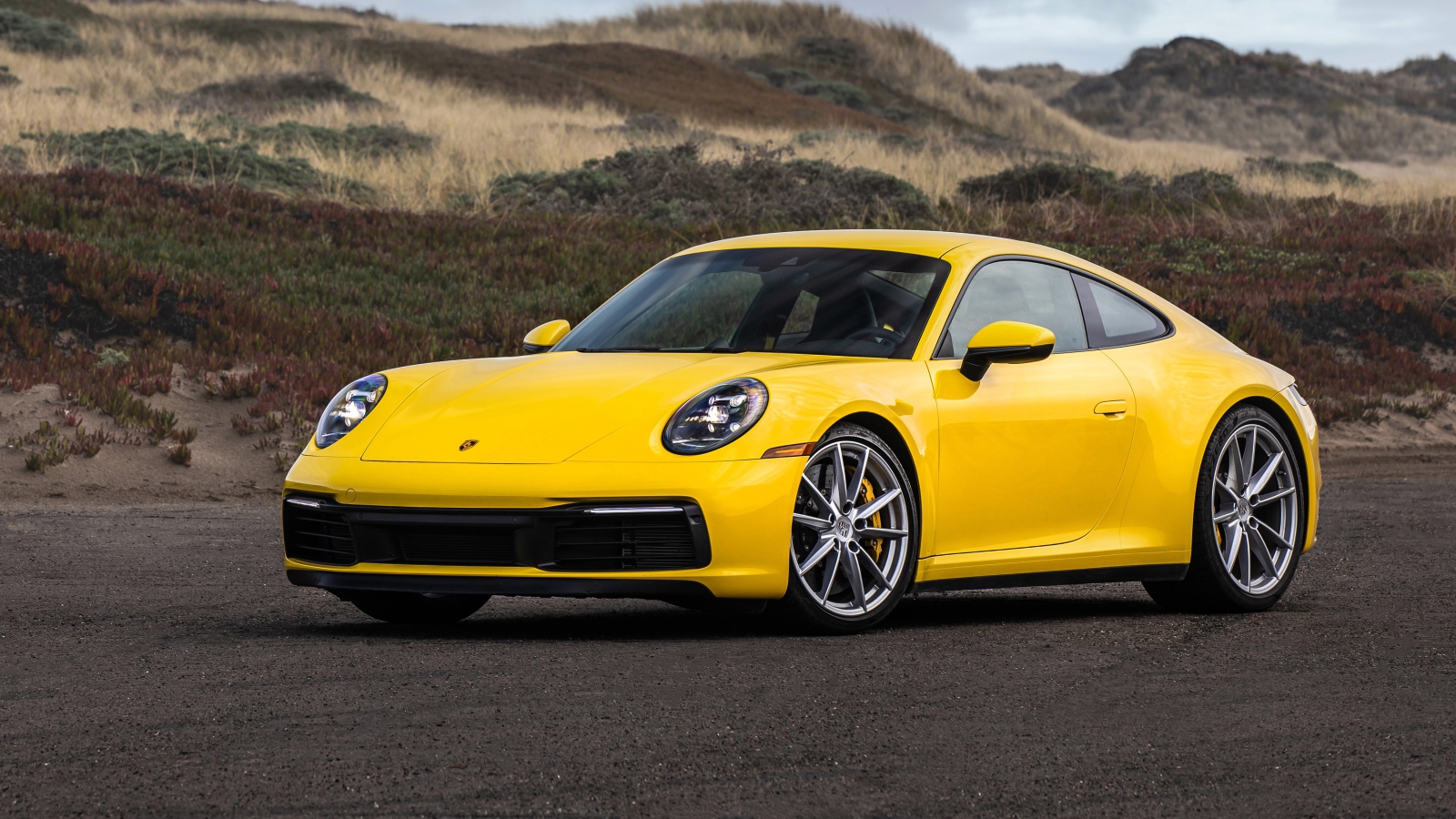 Желтый автомобиль Porsche 911 Carrera 4S, 2020 года