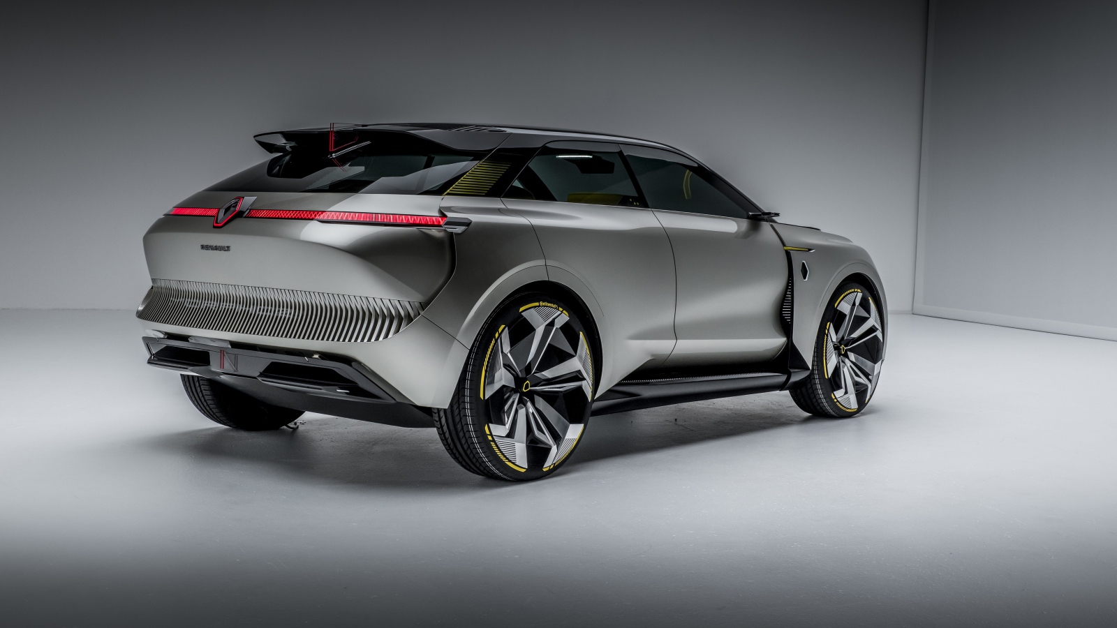 Серебристый автомобиль Renault Morphoz 2020 года вид сзади