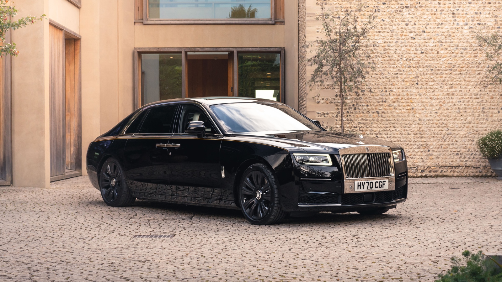 Черный деловой автомобиль Rolls-Royce Ghost EWB 2020 года у дома 