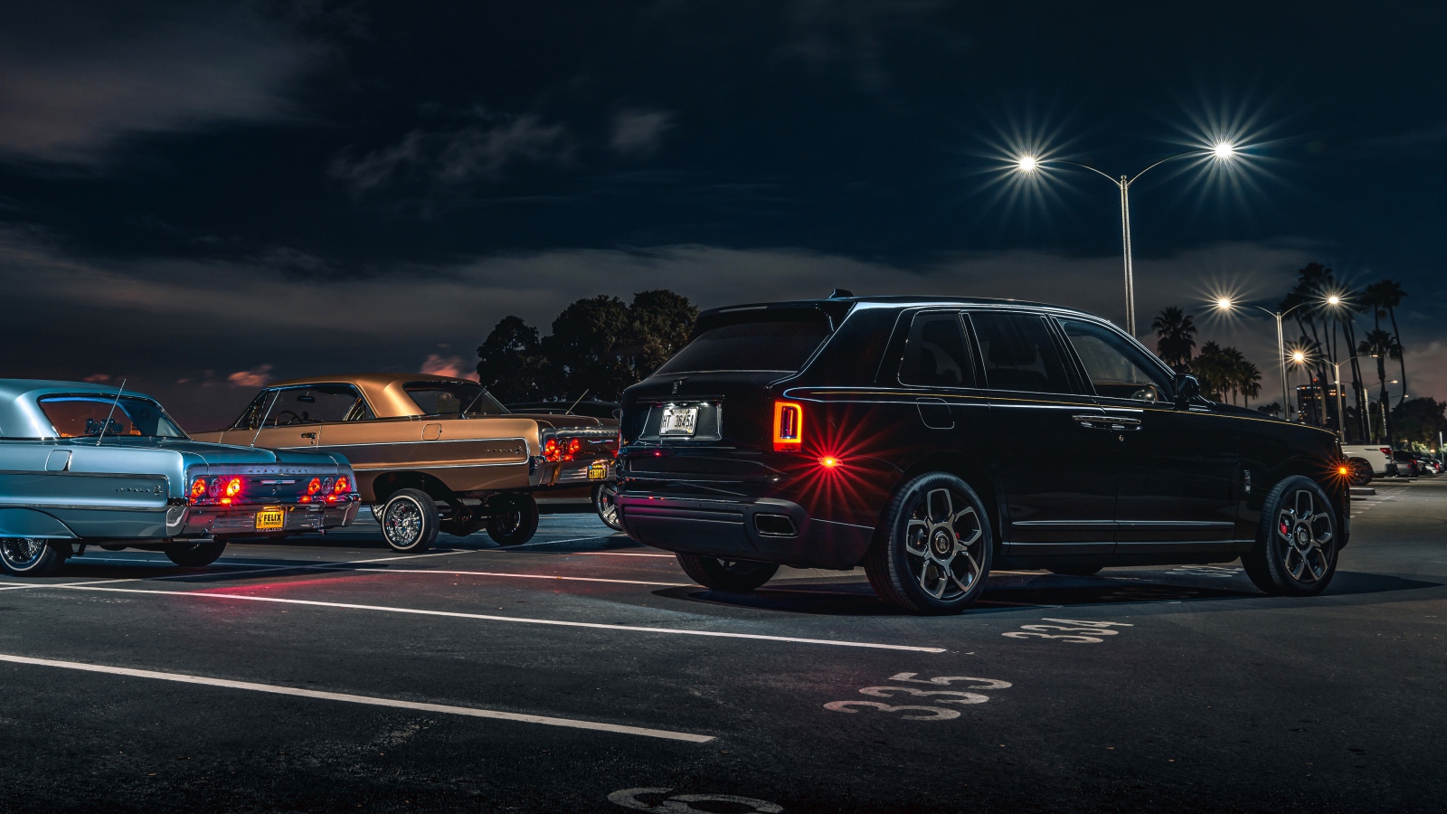 Черный Rolls-Royce Cullinan, 2020 года вид сзади