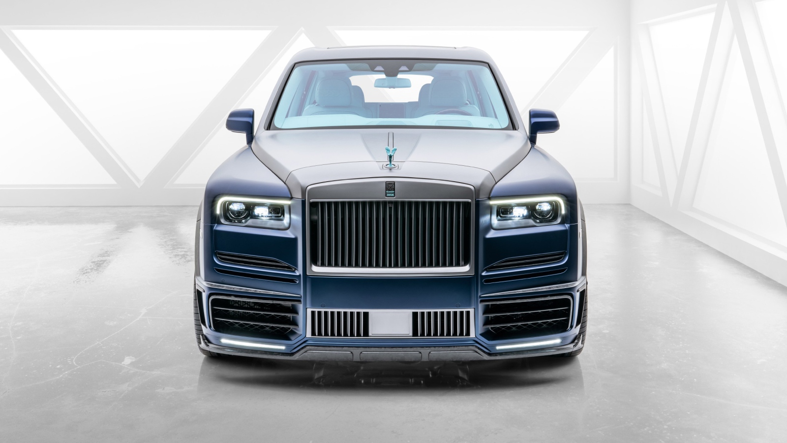 Дорогой автомобиль Mansory Rolls-Royce Cullinan Coastline 2020 года вид спереди
