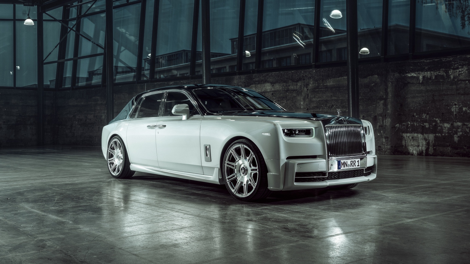 Стильный дорогой автомобиль  Rolls-Royce Phantom 2019 года