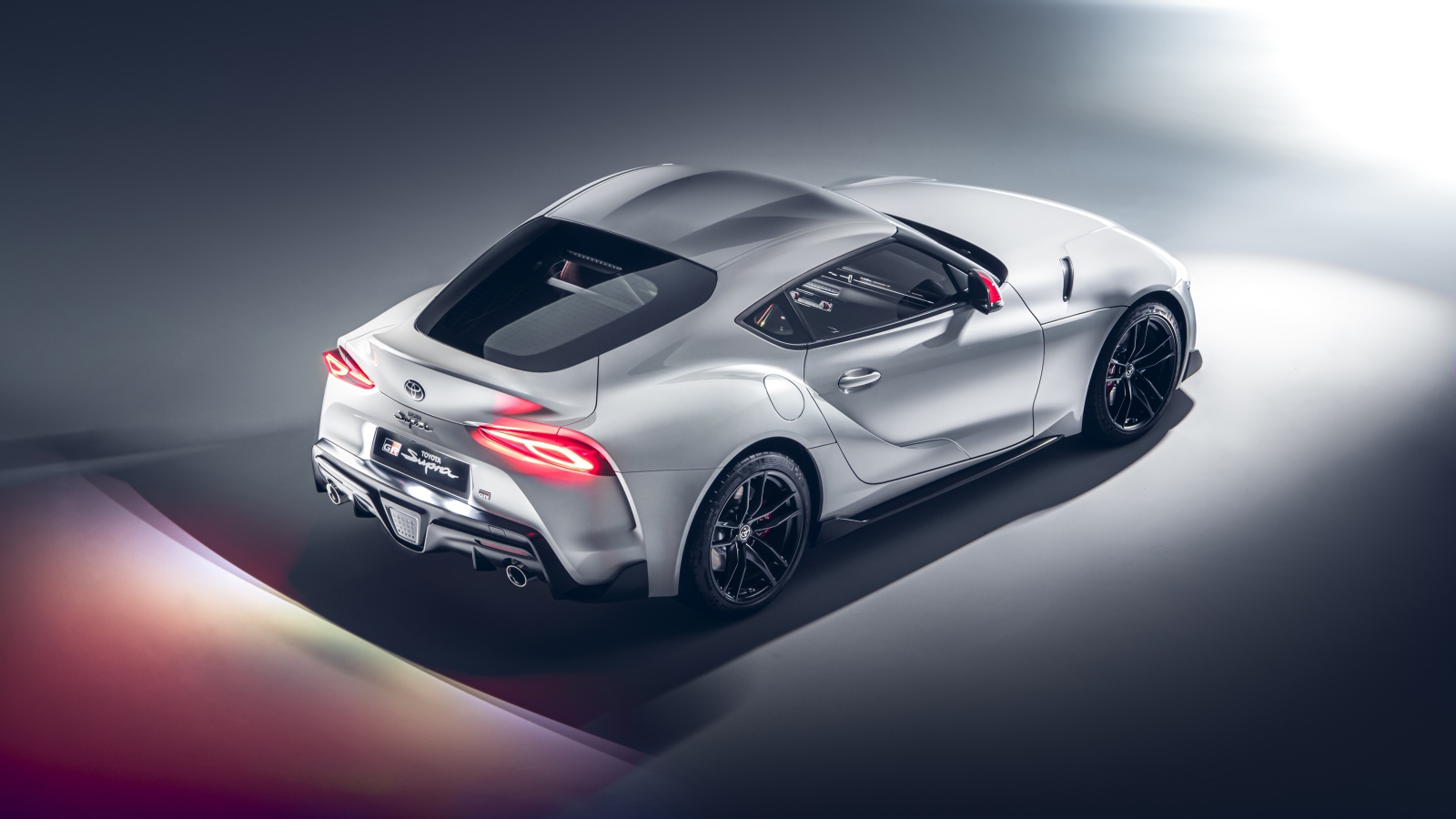 Автомобиль Toyota GR Supra 2L 2020 года на сером фоне
