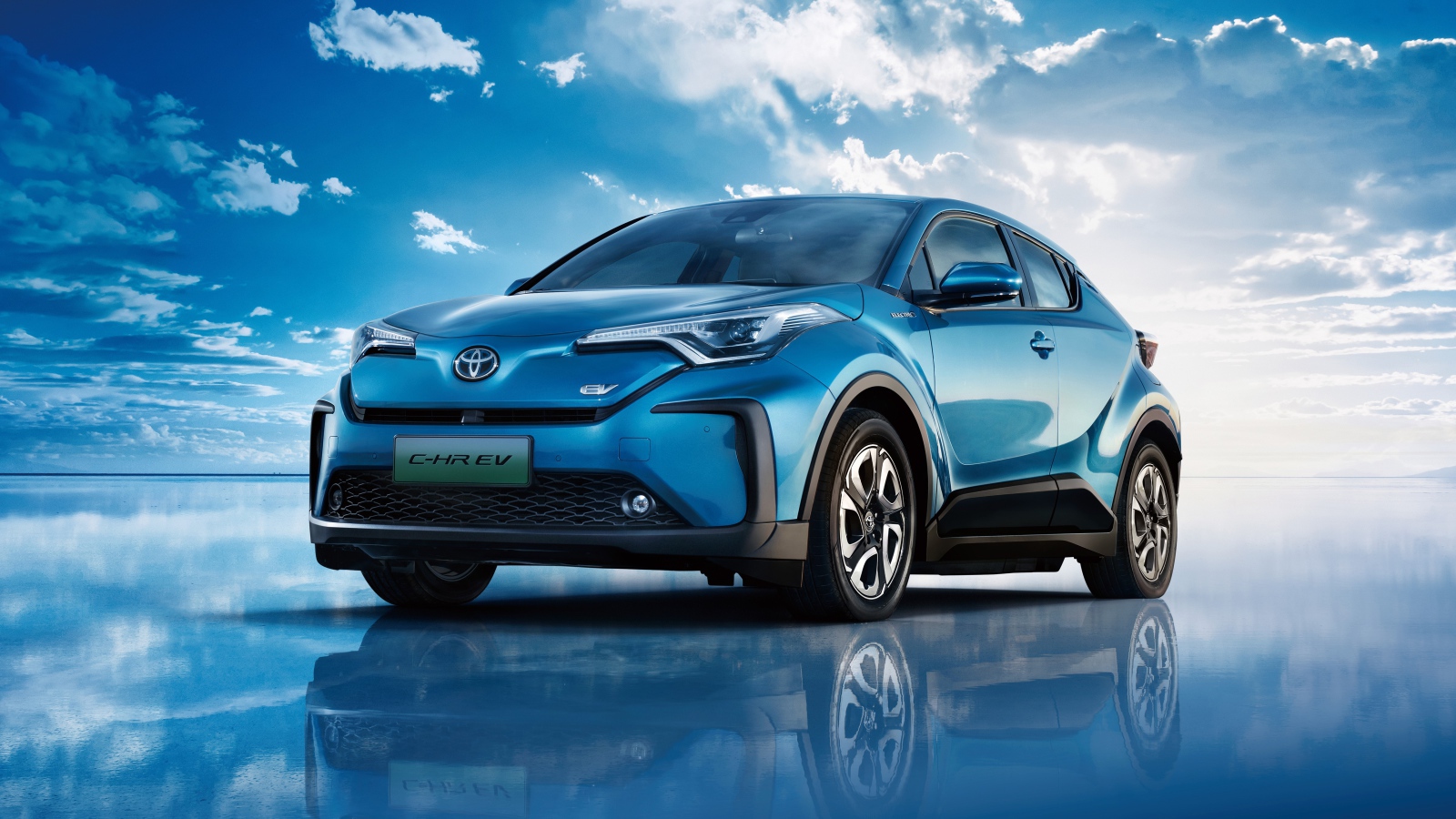 Синий автомобиль Toyota C-HR EV 2020 года под голубым небом 
