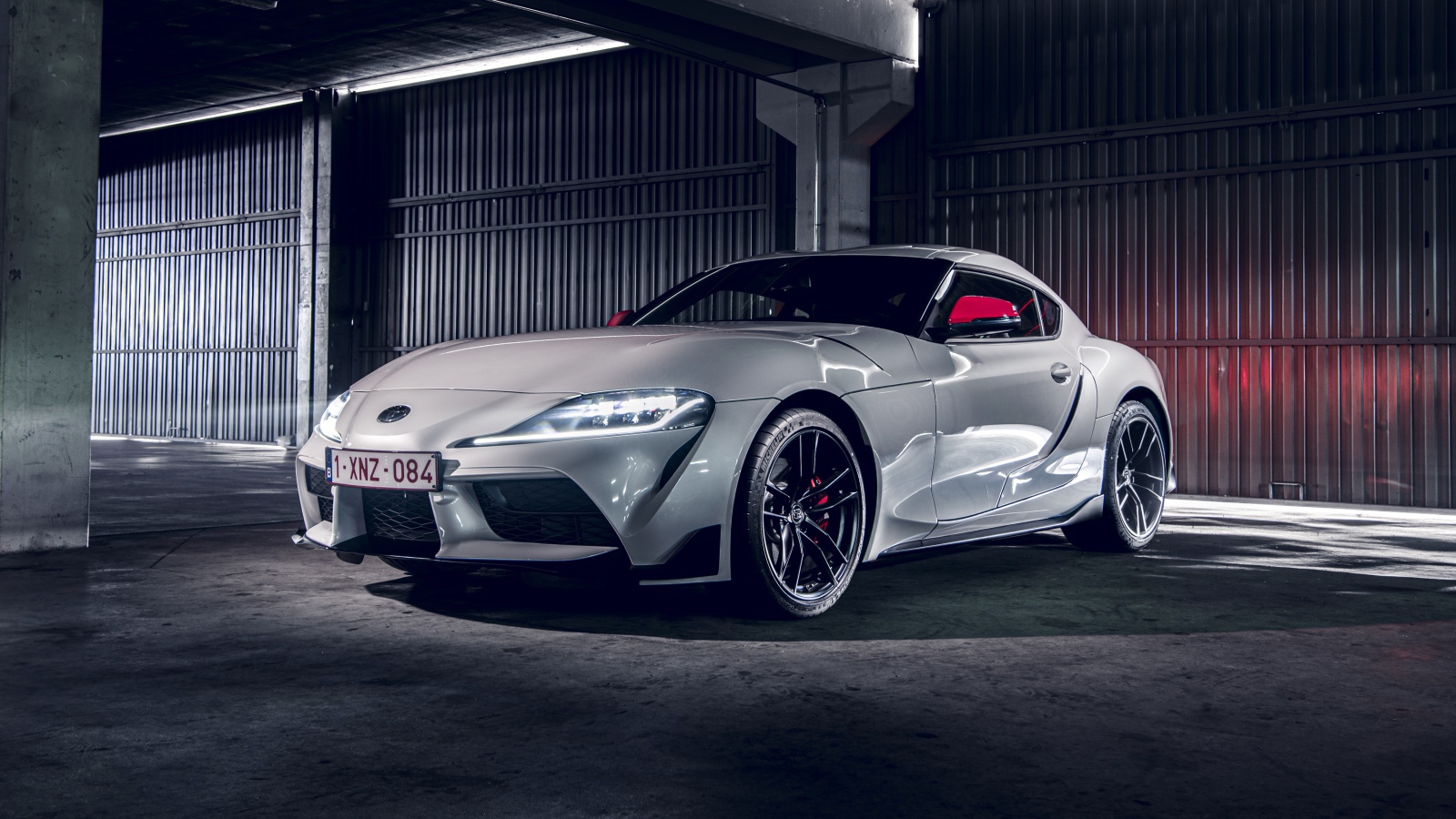 Комфортабельный автомобиль  Toyota GR Supra 2 2020 года на парковке 
