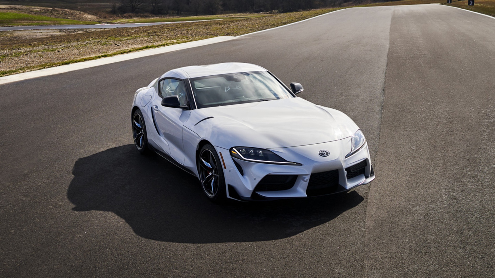 Спортивный автомобиль  Toyota GR Supra 3 Premium, 2020 года на трассе