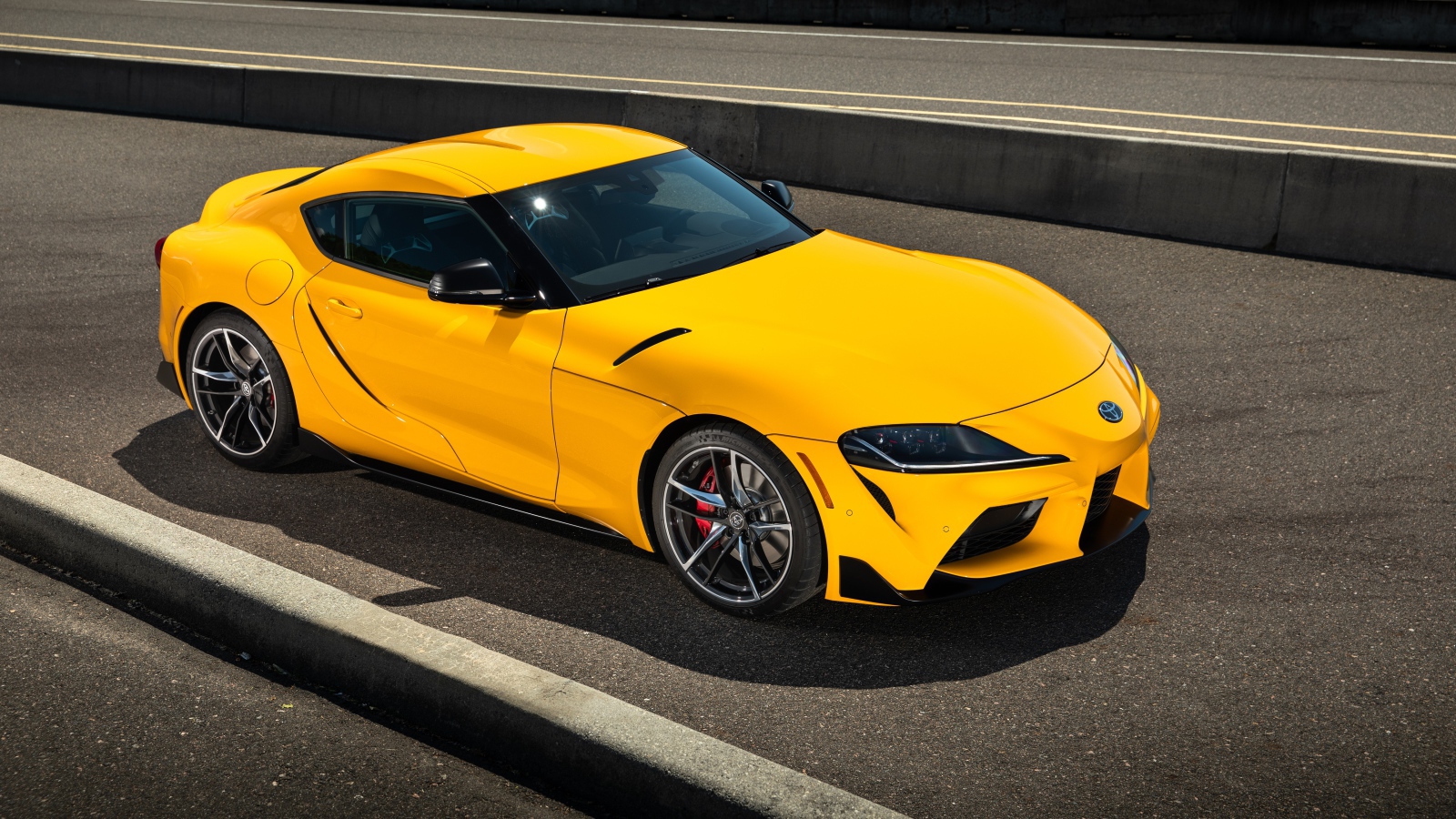 Желтый автомобиль  Toyota GR Supra, 2021 года 