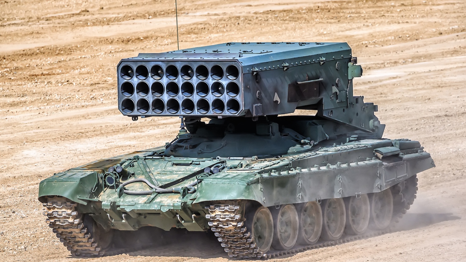 Российская боевая машина BM-1 TOS-1A на песке 