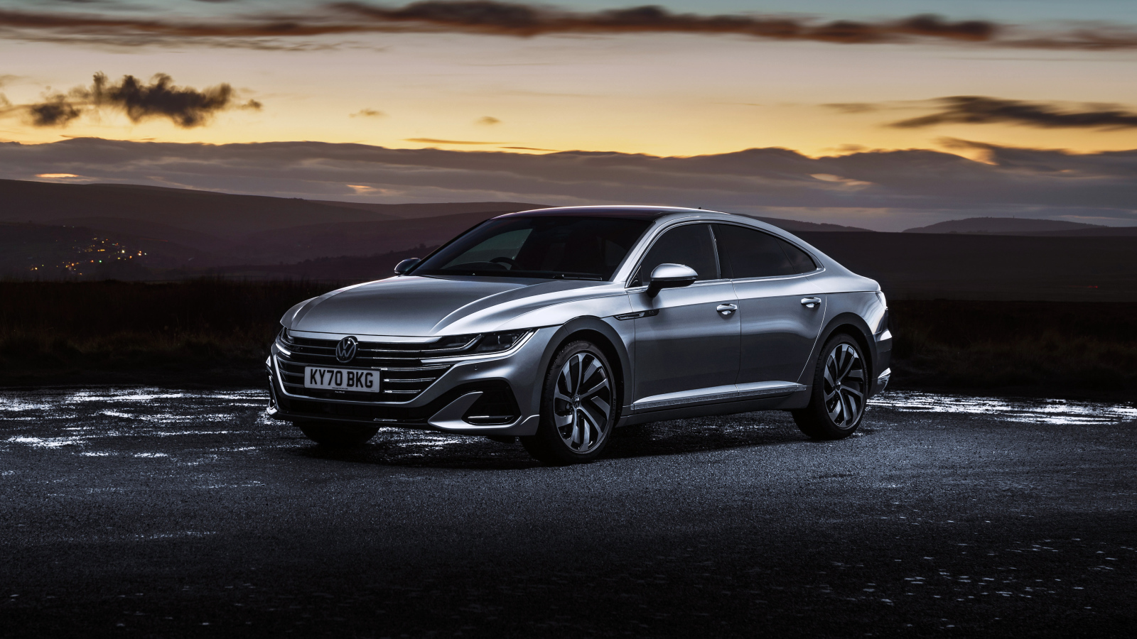 Серебристый автомобиль Volkswagen Arteon R-Line 2020 года