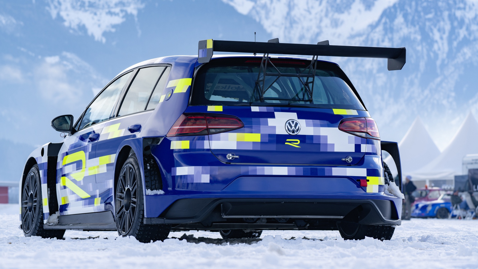 Спортивный автомобиль Volkswagen ER1 Concept 2020 года в горах 