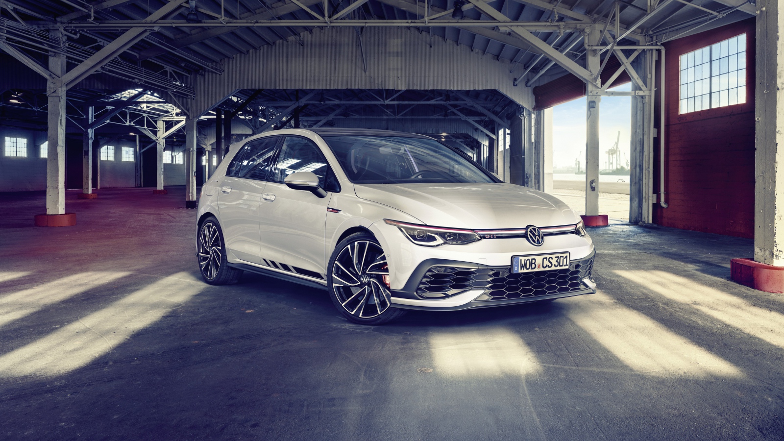 Белый автомобиль Volkswagen Golf GTI Clubsport 2020 года в гараже