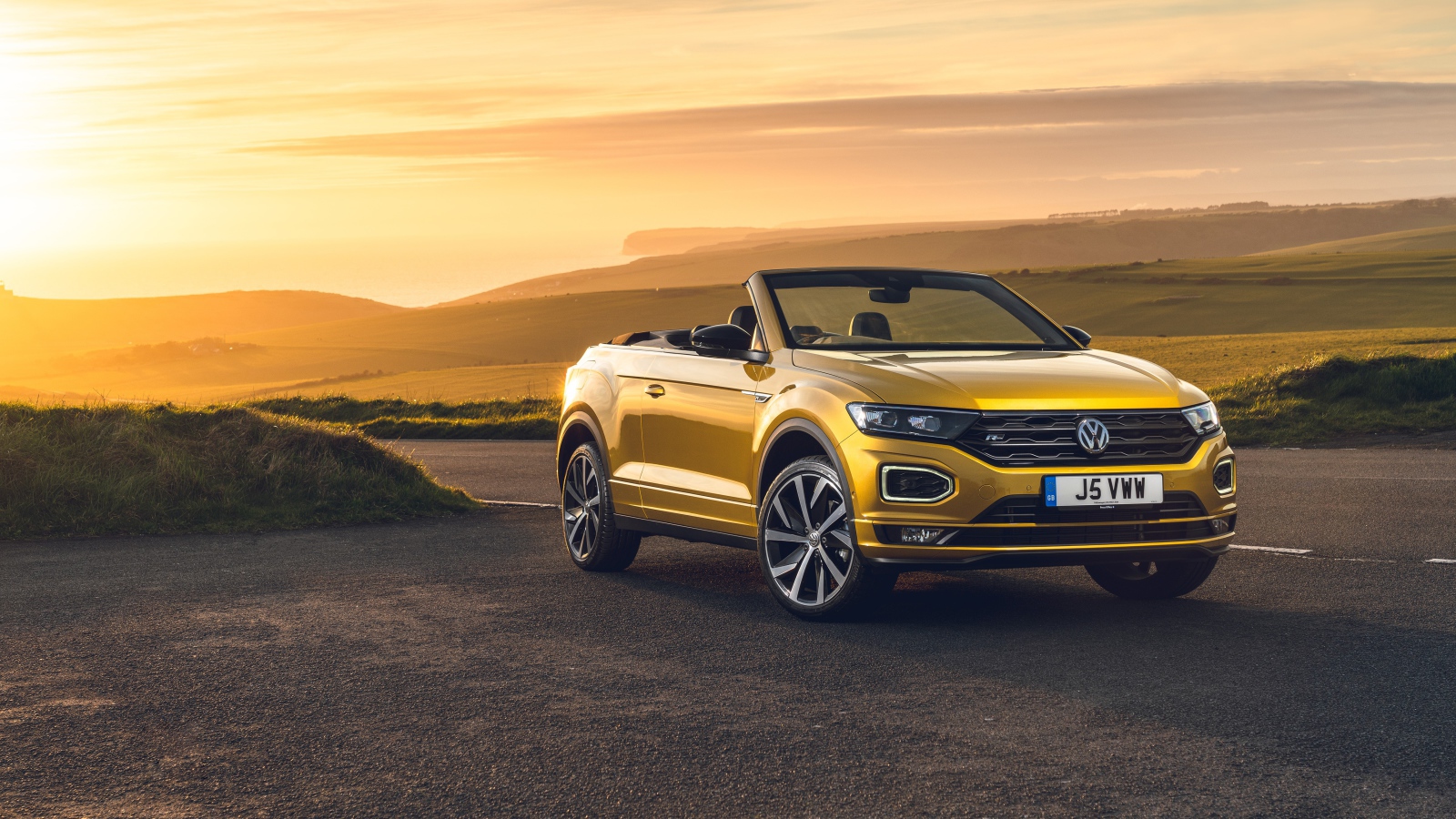 Автомобиль Volkswagen T-Roc Cabriolet R-Line 2020 года на фоне заката
