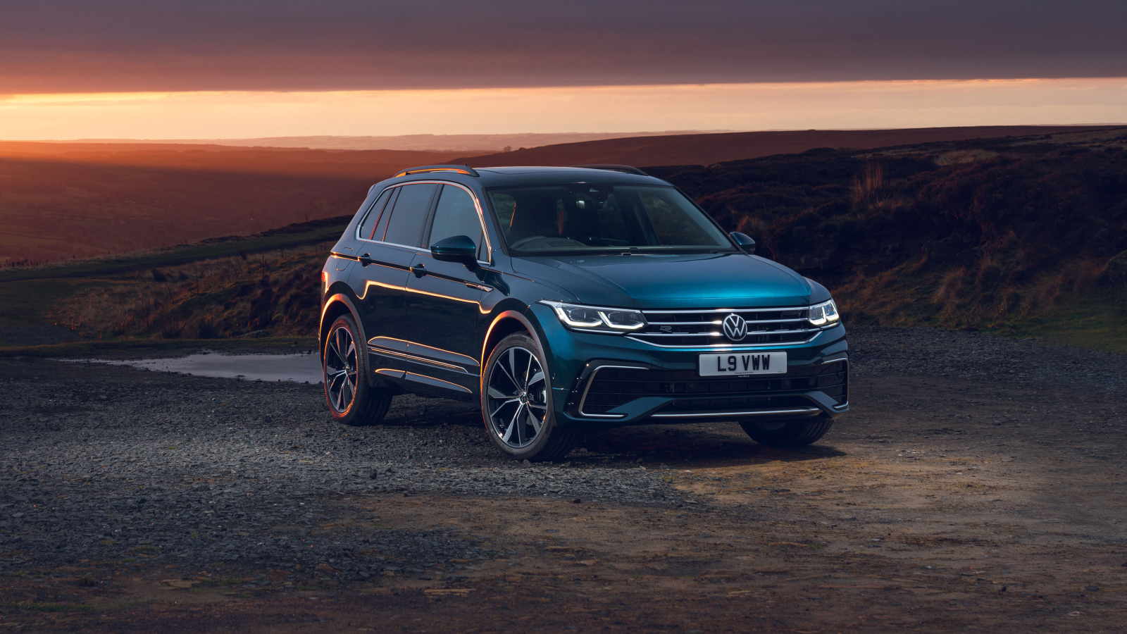Голубой автомобиль Volkswagen Tiguan R-Line 2020 года на закате