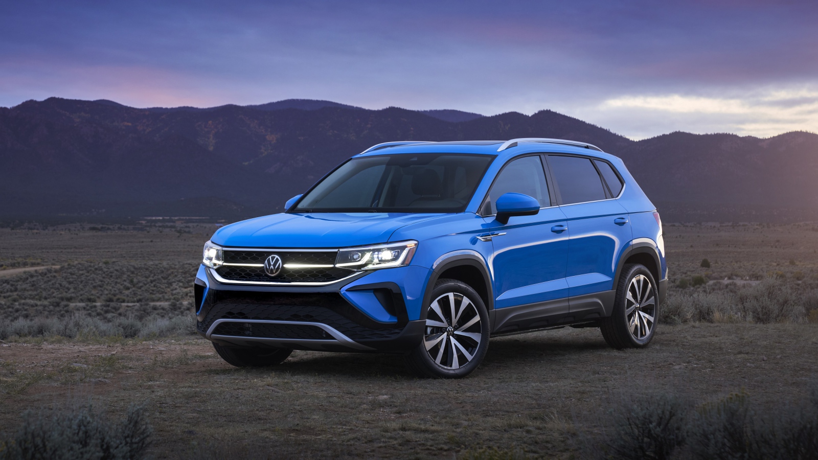 Голубой внедорожник  Volkswagen Taos 2022 года 