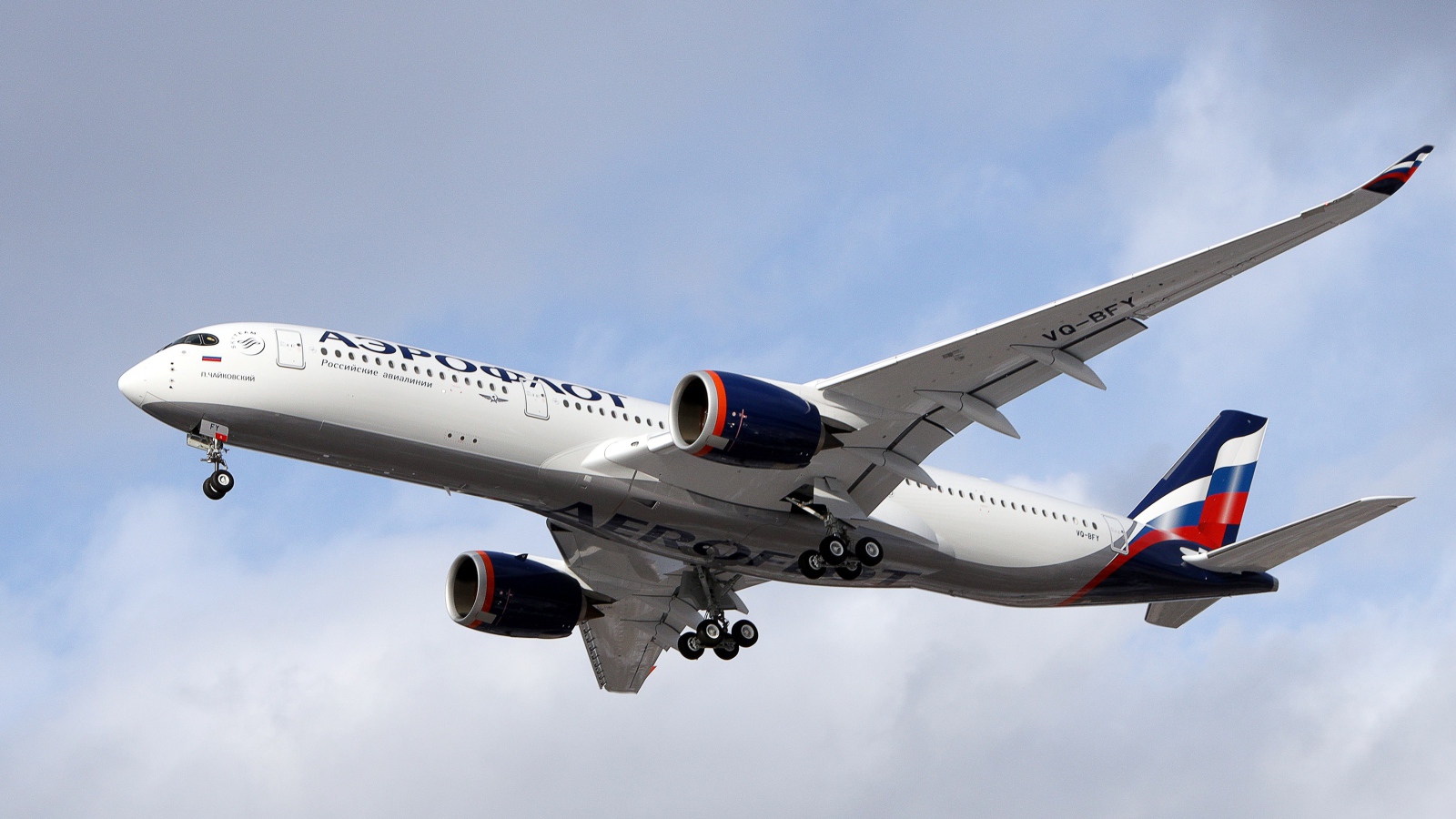 Белый пассажирский Airbus A350-900 компании Аэрофлот