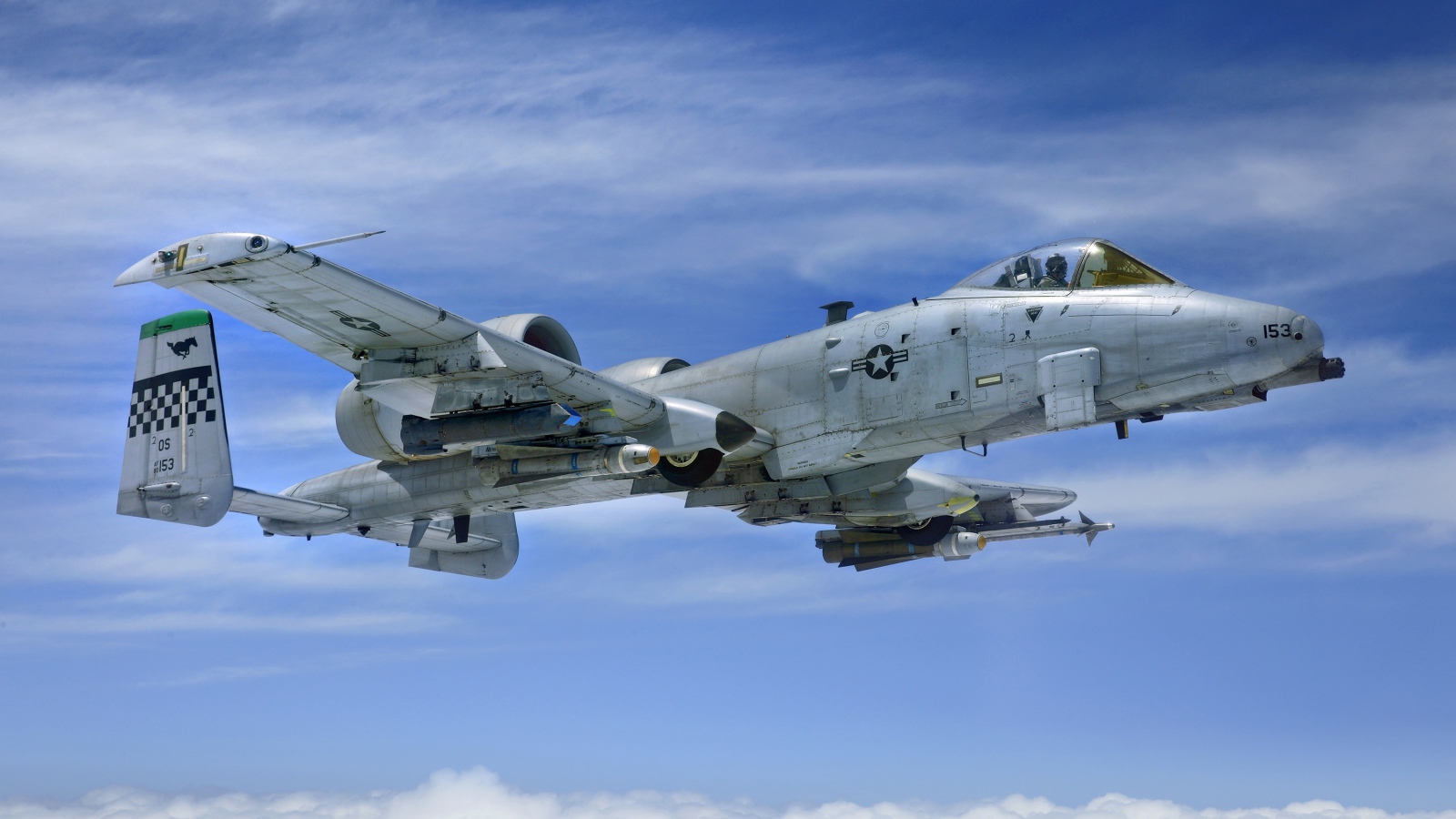 Штурмовик американской авиации A-10 Thunderbolt II AGM-65 Maverick, AIM-9 Sidewinder