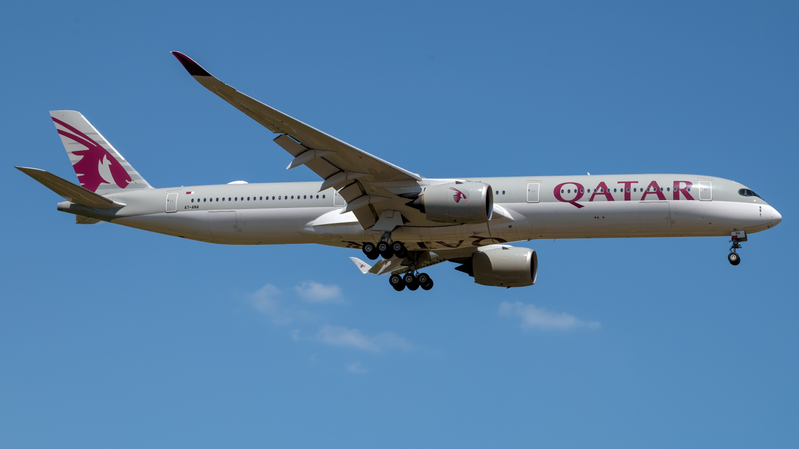 Пассажирский аэробус  A350-1000 авиакомпании Qatar в голубом небе 