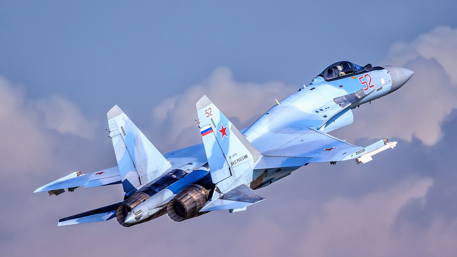 Русский истребитель  Су-35  в воздухе
