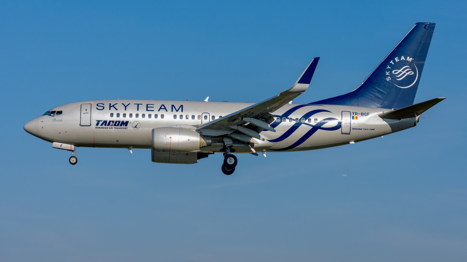 Пассажирский  Boeing 737-700W  авиакомпании TAROM Romanian в небе 