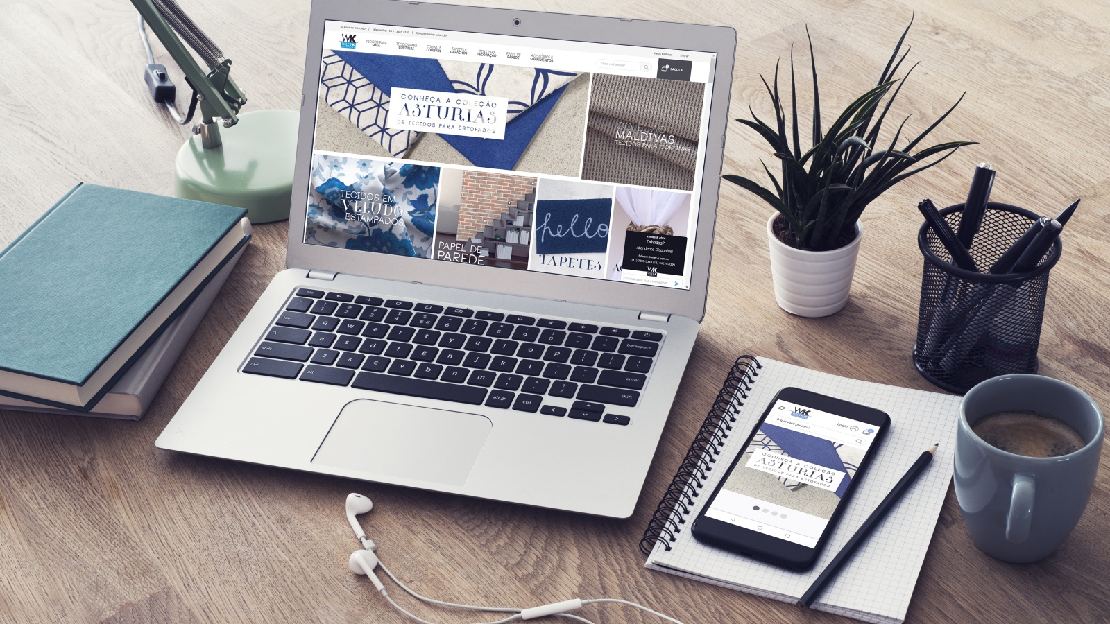 Ноутбук с канцелярскими предметами на столе 