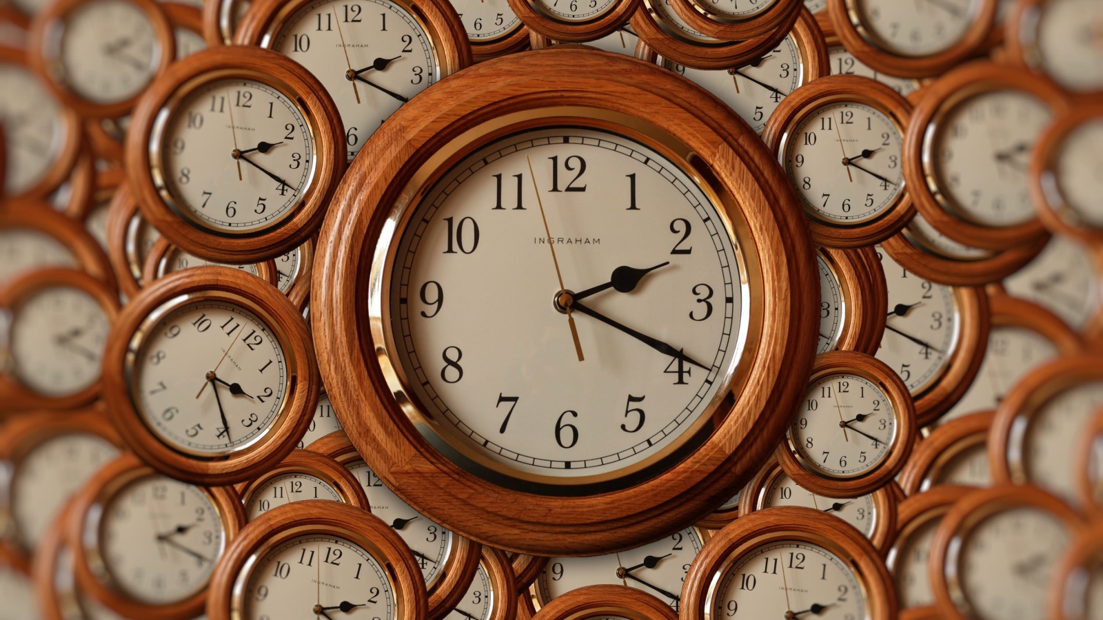 Часы на стене в деревянном корпусе 