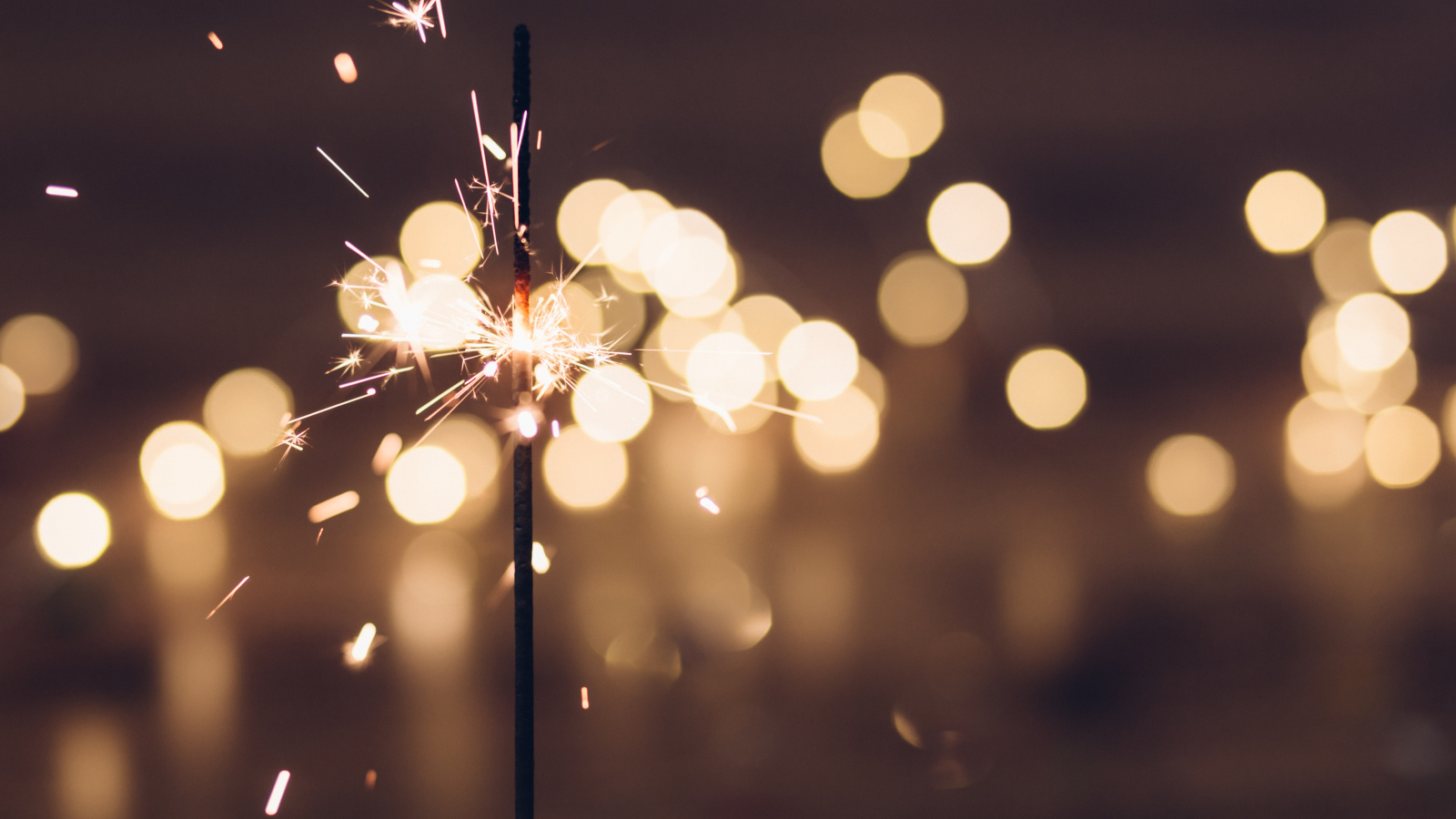 Зажженный бенгальский огонь крупным планом