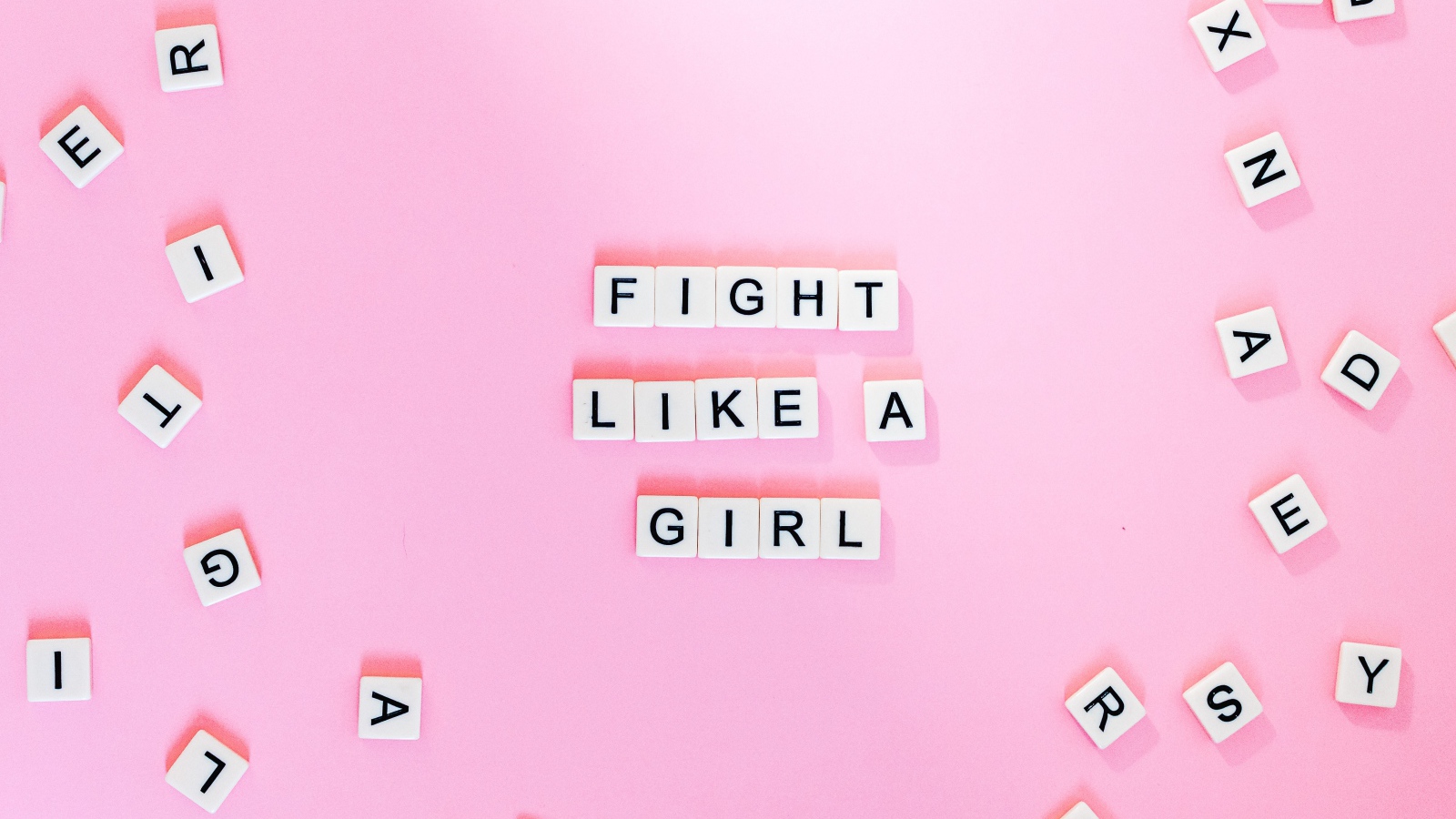 Кубики с надписью Fight like a Girl на розовом фоне