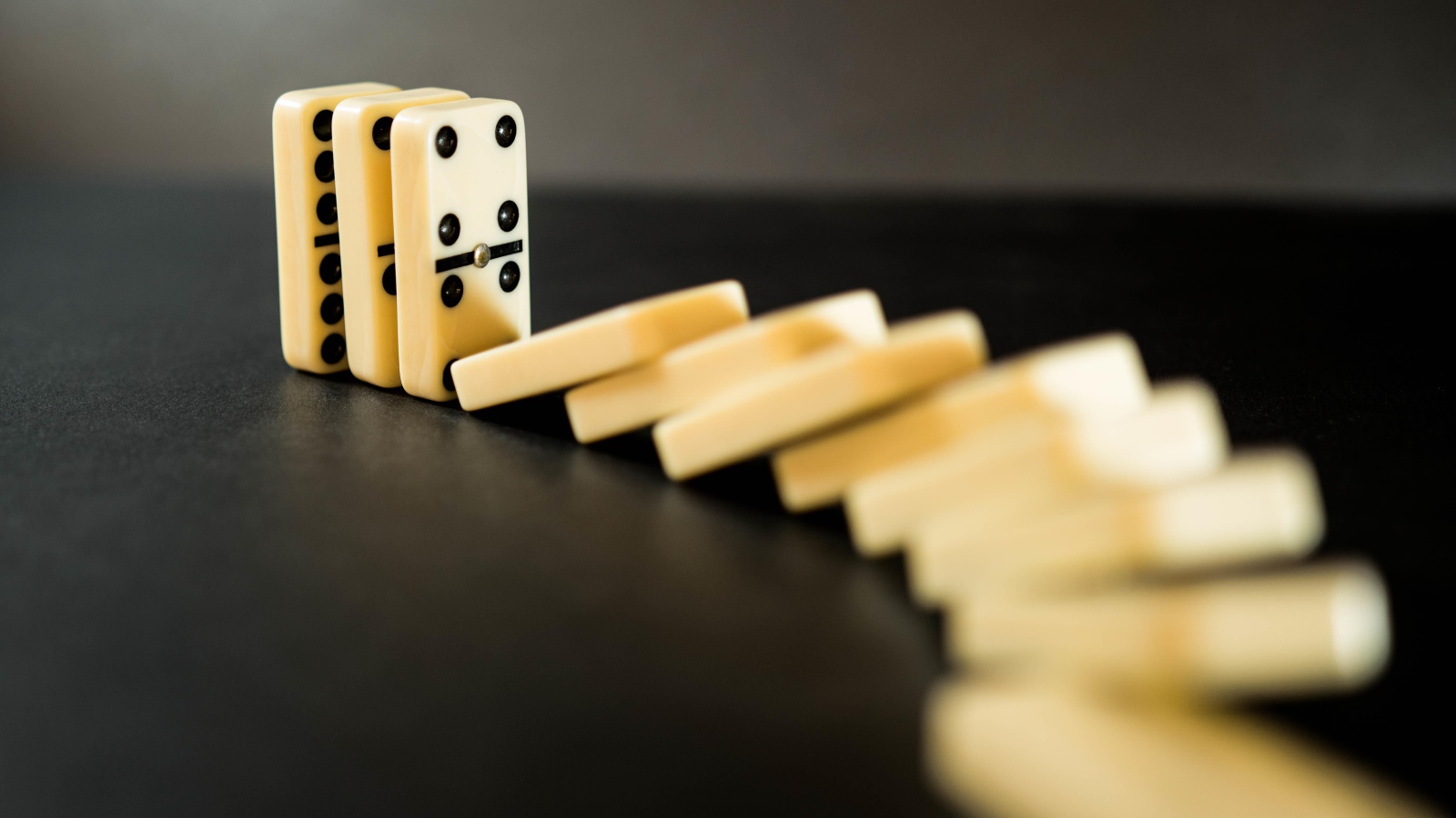 Кости для игры в домино на черном столе