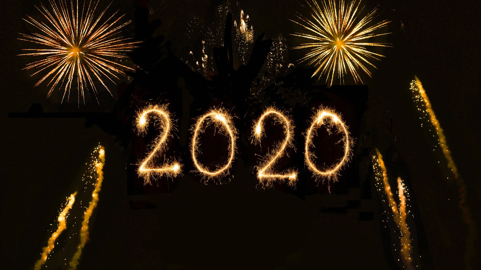 Цифры 2020 и салют на черном фоне