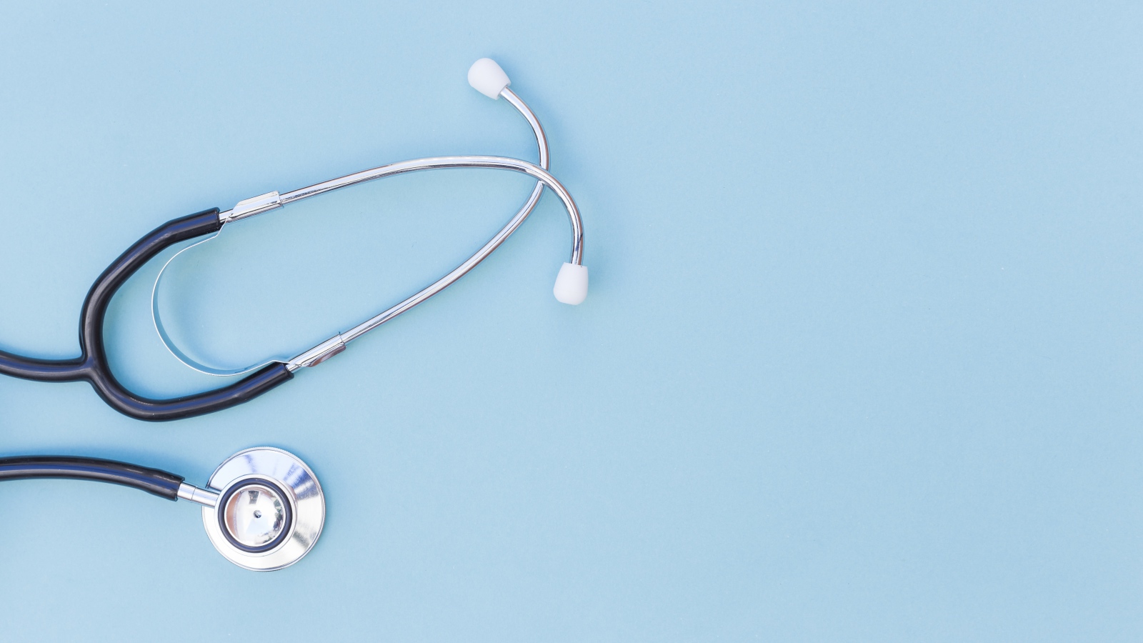 Фонендоскоп врача на голубом фоне