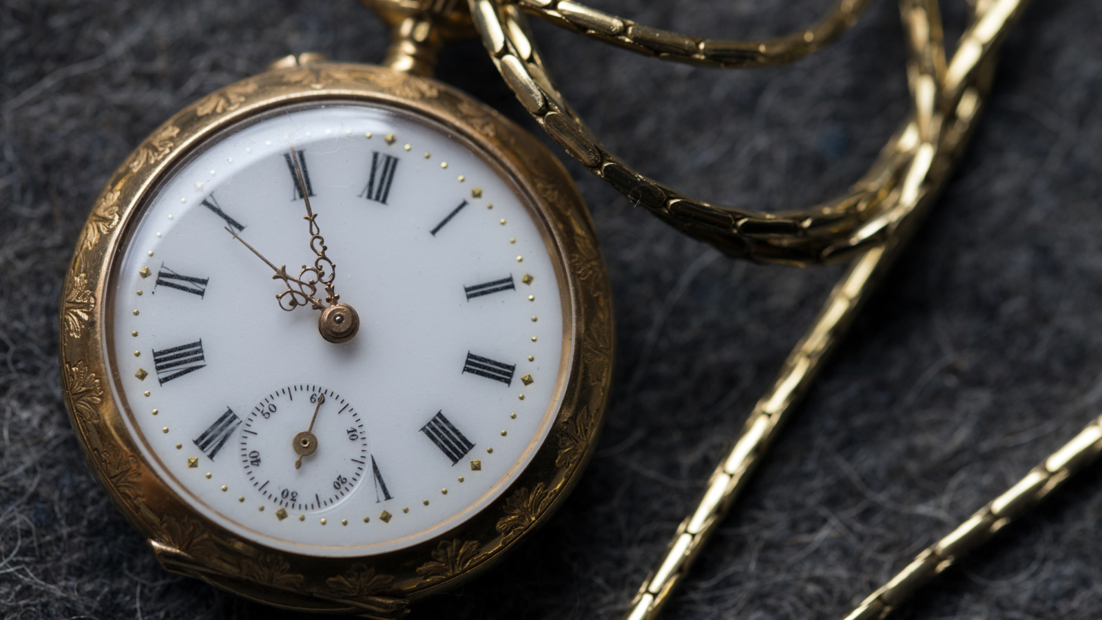 Карманные часы на цепочке в золотой оправе